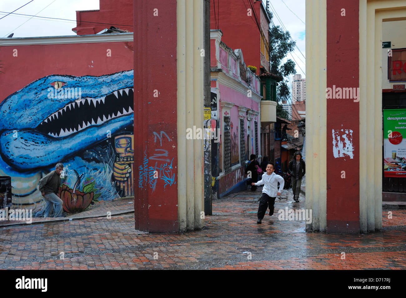 Scena di strada con colorati dipinti in casa La Candelaria, La città vecchia di Bogotà, Colombia Foto Stock