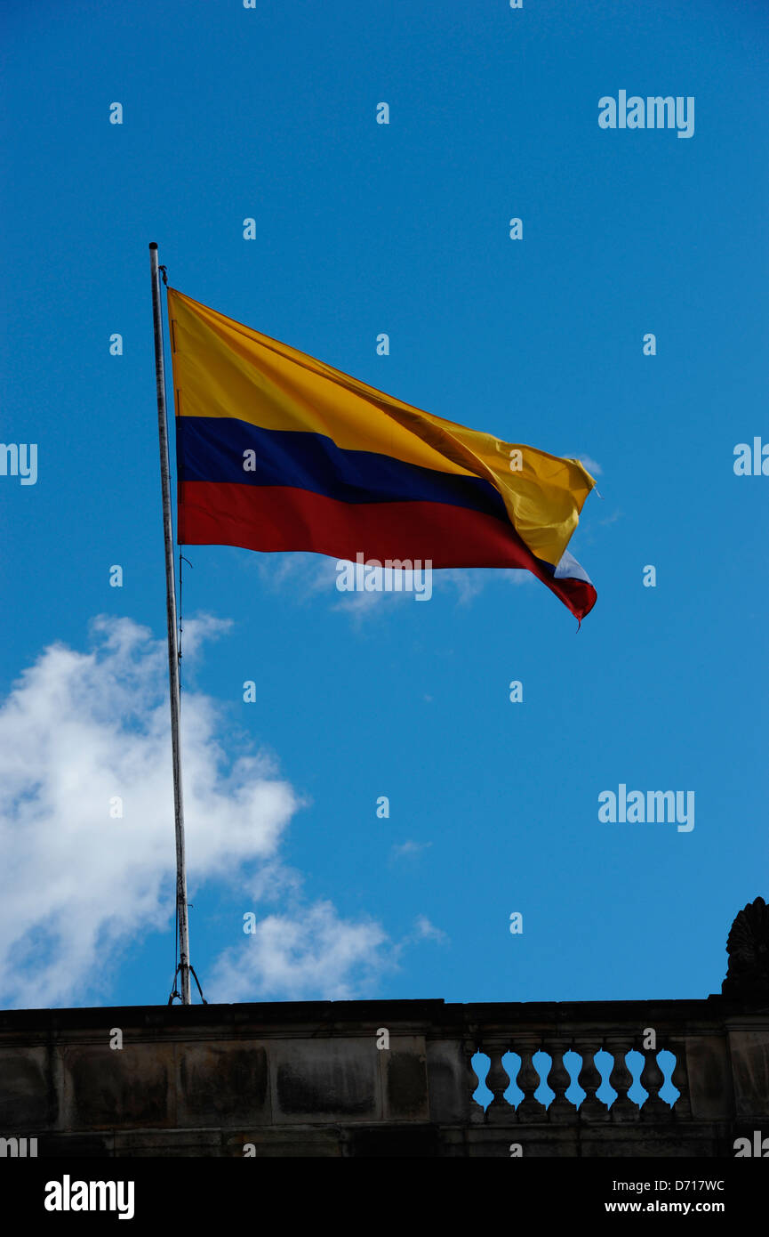 Close-Up colombiano bandiera nazionale sulla sommità palazzo dei congressi sulla Plaza de Bolivar in Candelaria Città vecchia di Bogotà, Colombia Foto Stock