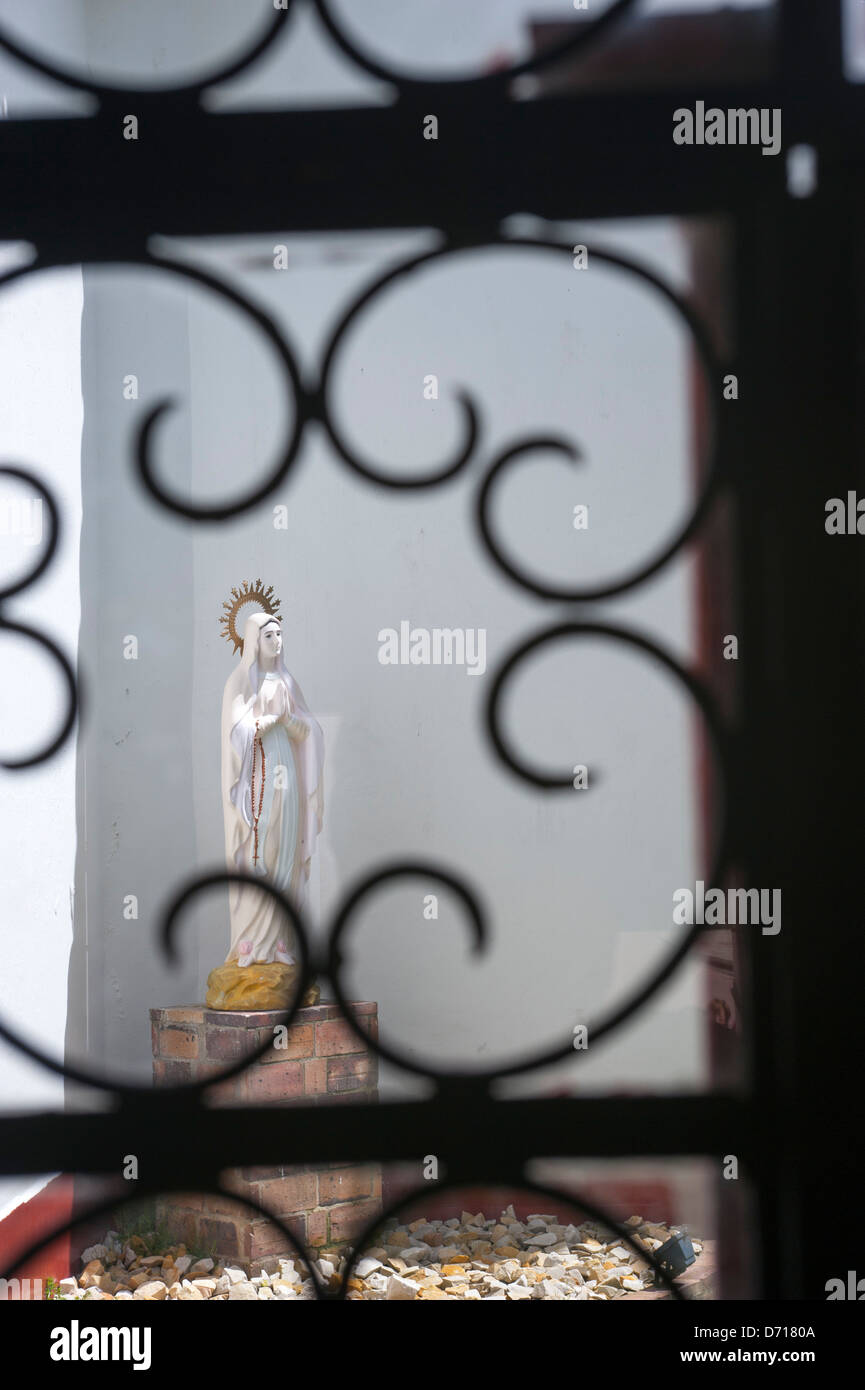 Letti in ferro battuto con schermo di finestra con la statua della Madonna in fondo alla Chiesa pellegrina sulla collina di Monserrate, Bogotà, Colombia Foto Stock