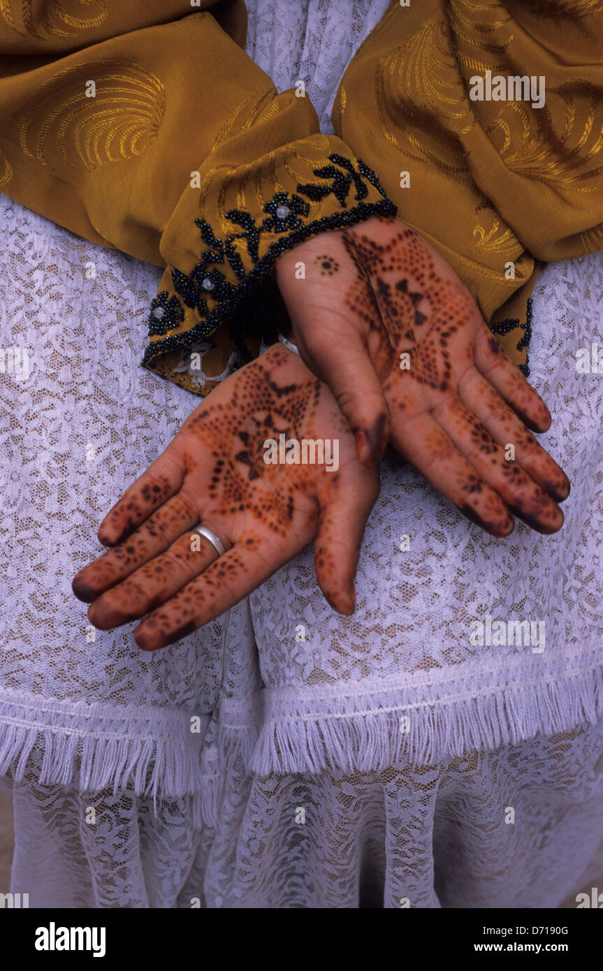 Il Marocco, vicino a Marrakech, Ourika Valley, Berber, ragazza, mani con Henna, tradizionale arte del corpo Foto Stock