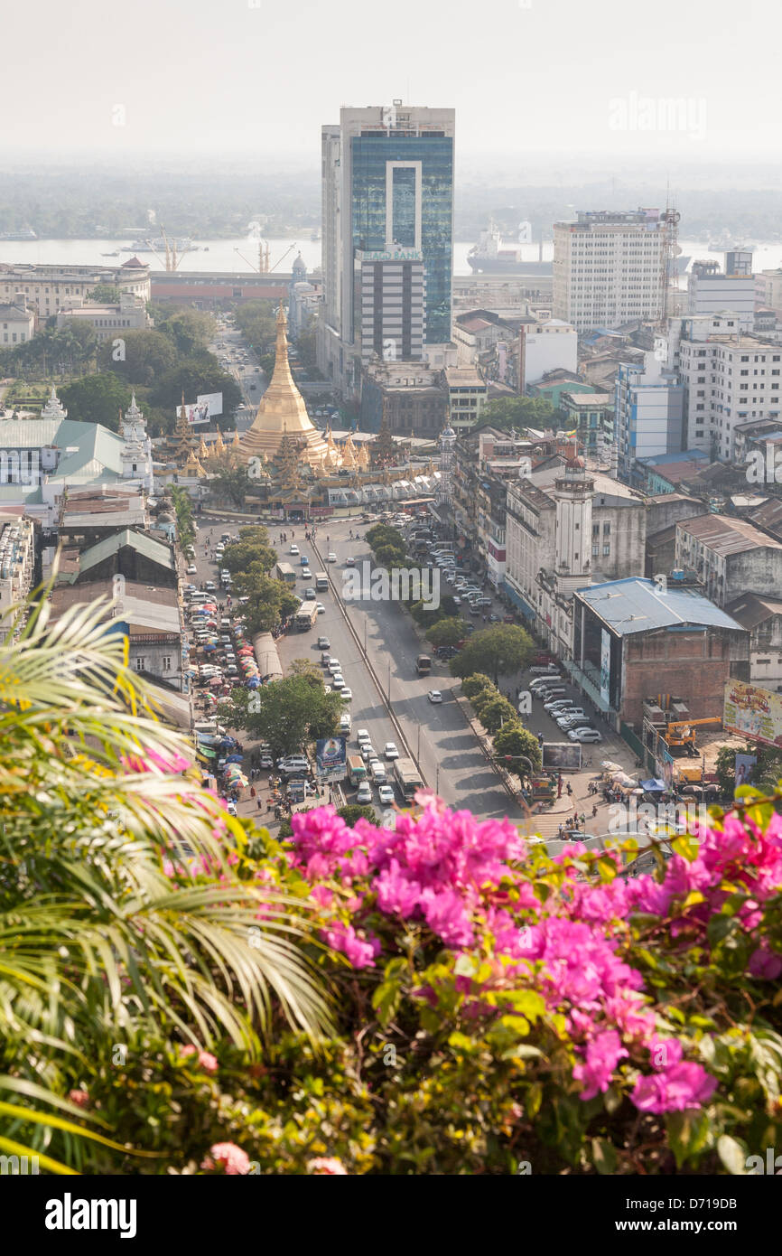 Sule Pagoda e Pagoda Road, preso da Sakura Tower, Yangon (Rangoon), Myanmar (Birmania) Foto Stock