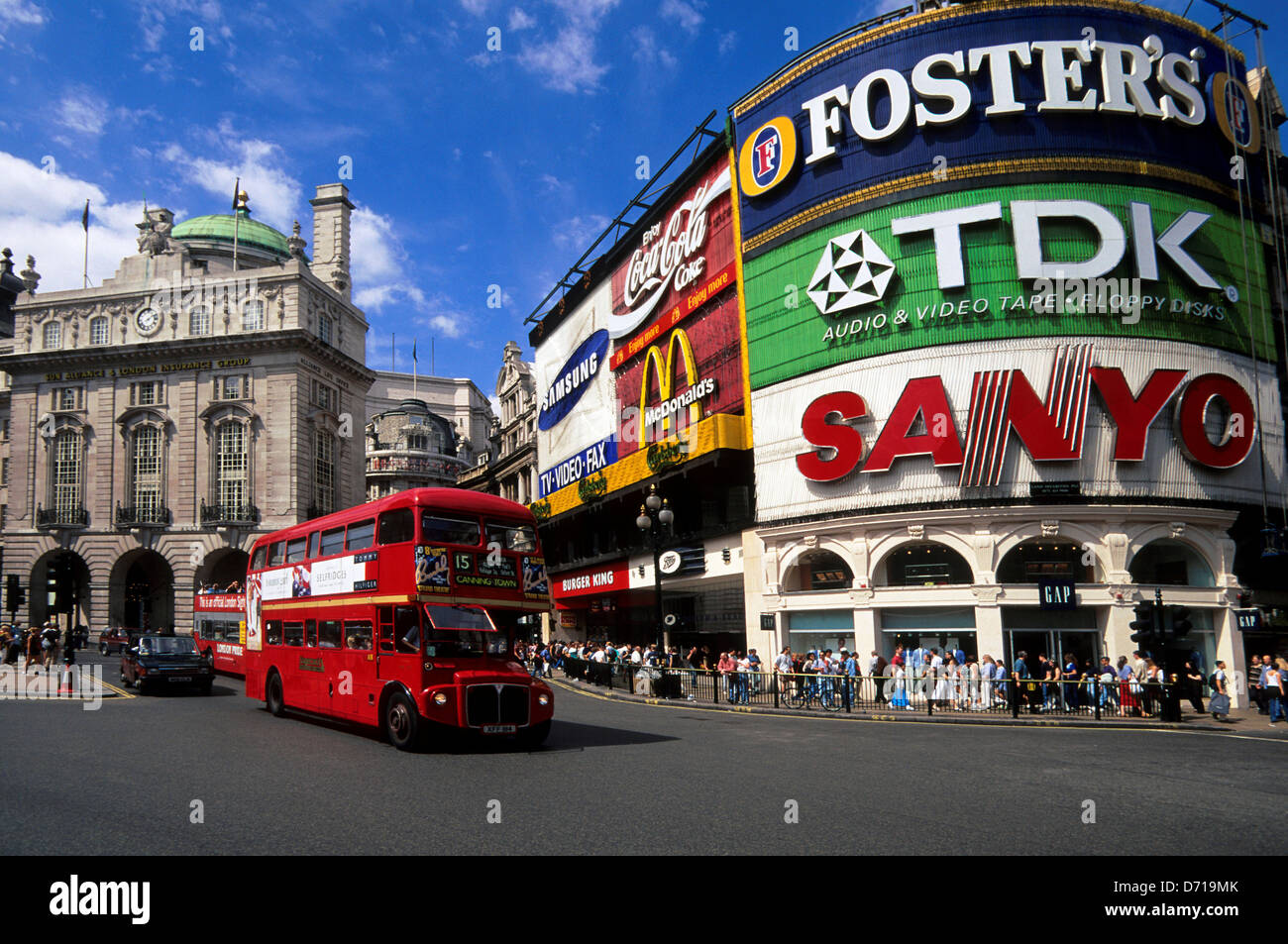 Inghilterra, Londra, Piccadilly Circus, Rosso Doubledecker Bus e gli annunci pubblicitari Foto Stock