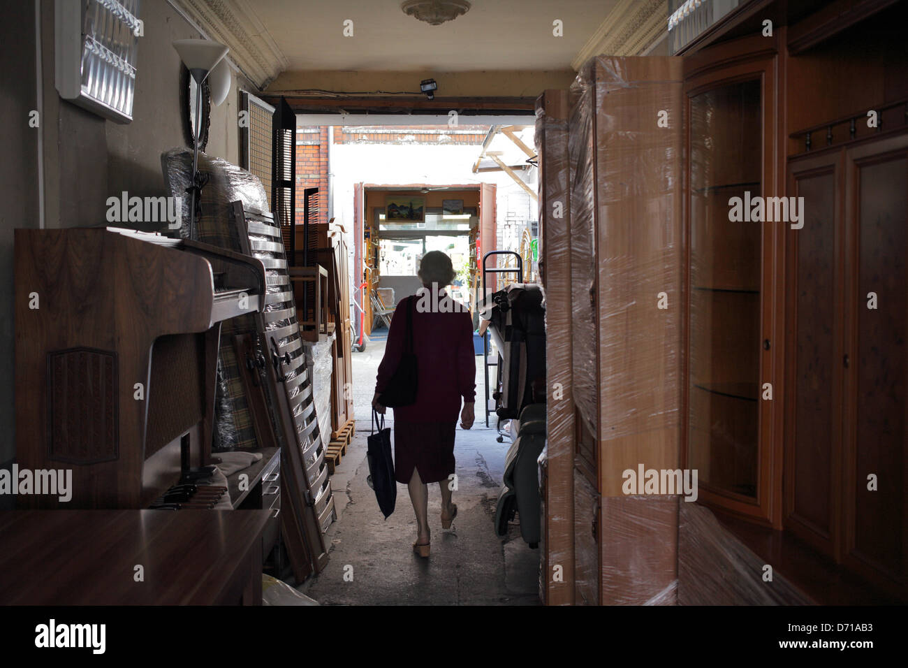 Berlino, Germania, una donna passa attraverso un cortile undelivered Foto Stock