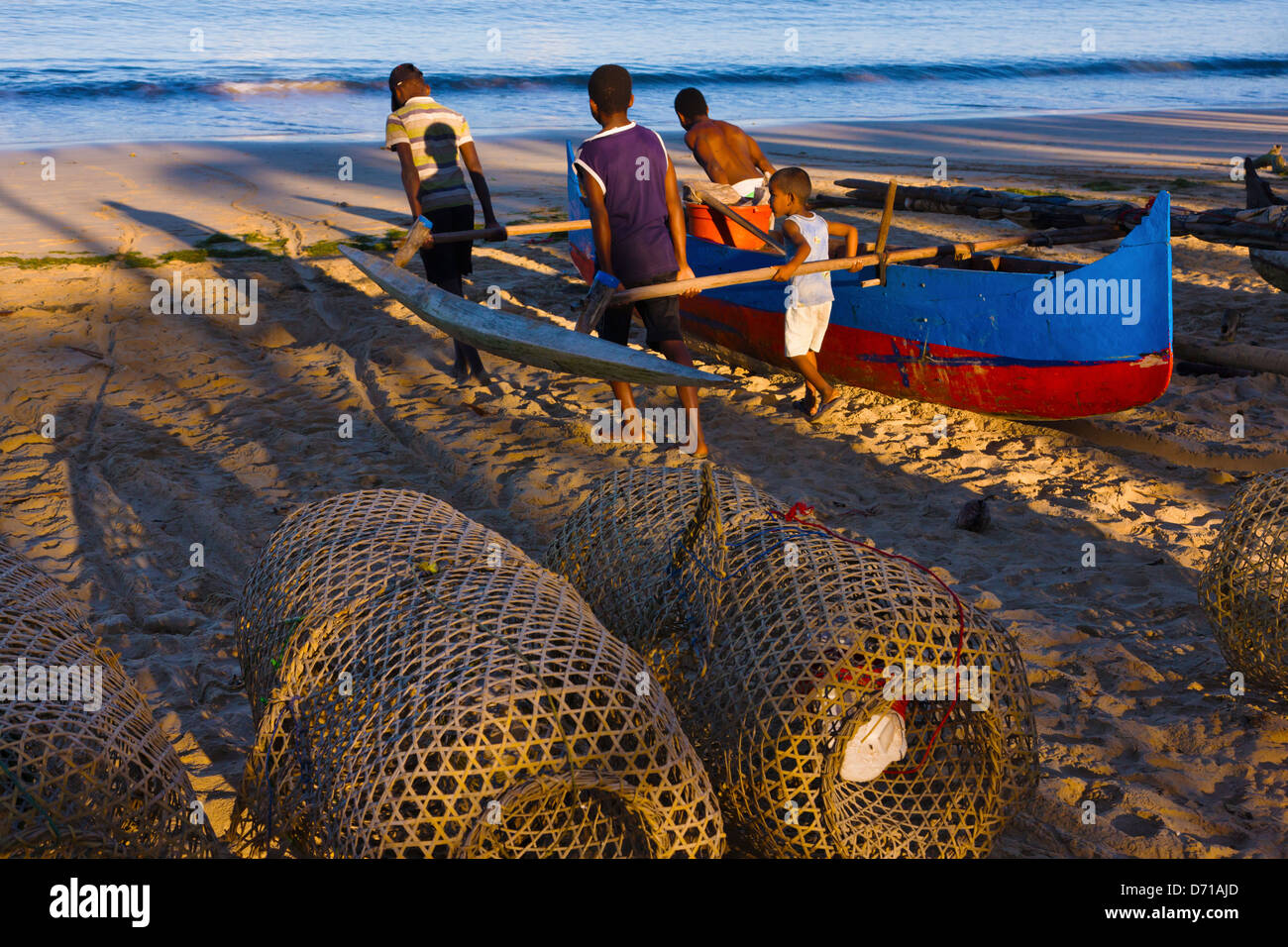 I pescatori con canoe sulla spiaggia, Nosy Komba, Madagascar Foto Stock