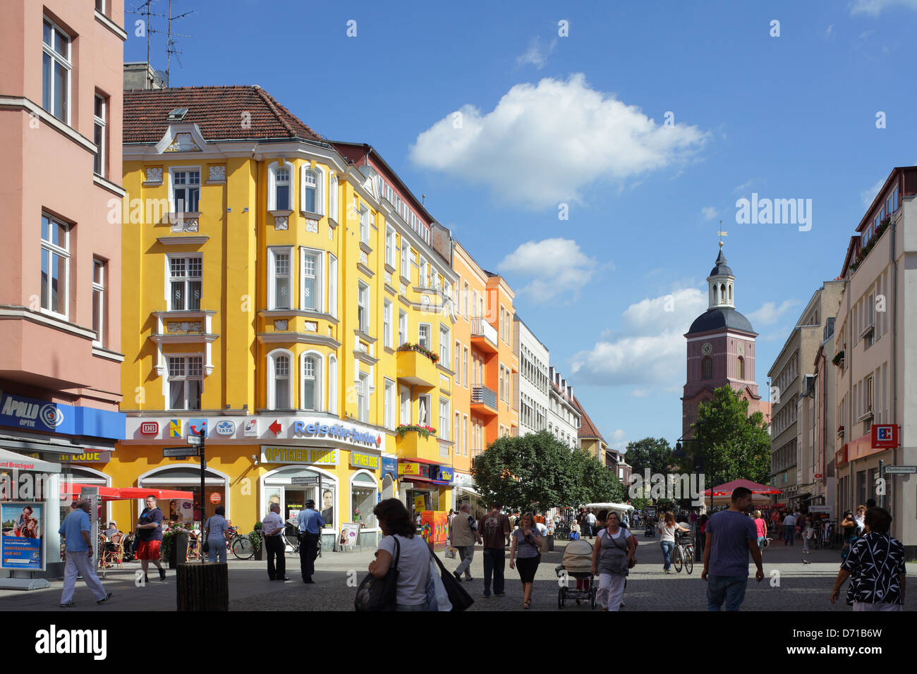 Berlino, Germania, passanti in area pedonale e la strada dello shopping di Berlin-Spandau Foto Stock