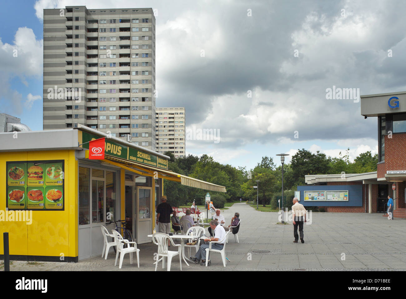 Berlino, Germania, spuntini e passanti in corrispondenza Bat-Yam in città Berlin-Gropius Foto Stock