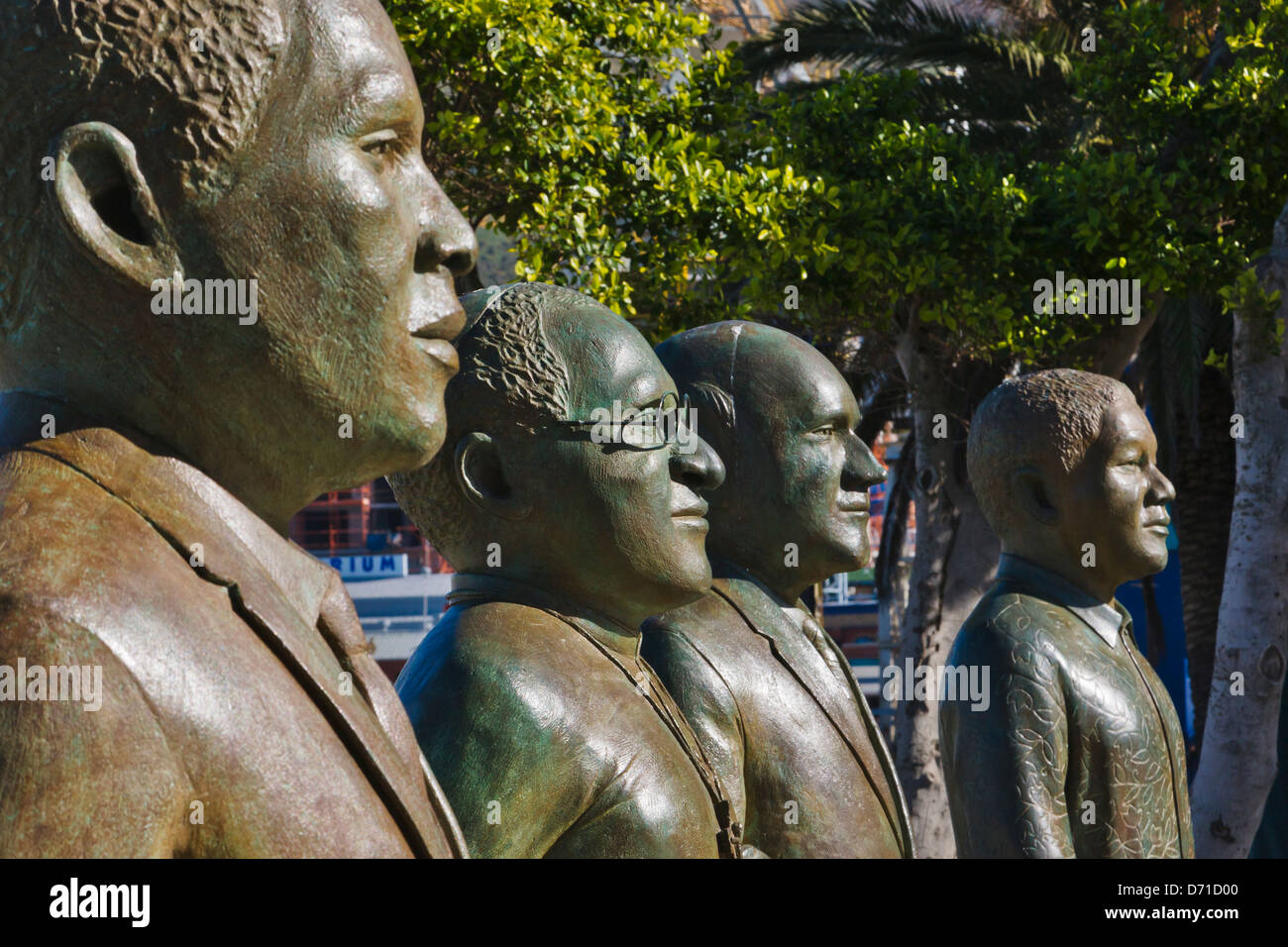 Statua del primo quattro premi Nobel per la pace" a Nobel Square, Città del Capo, Sud Africa Foto Stock