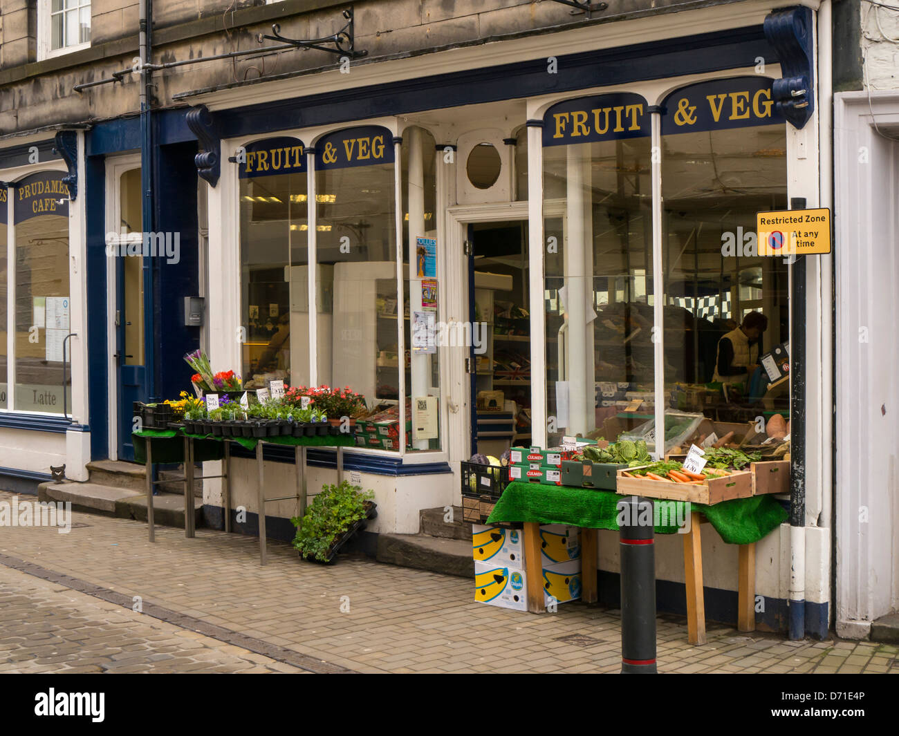 KNARESBOROUGH, NORTH YORKSHIRE - 19 APRILE 2013: Negozio di frutta e verdura piuttosto tradizionale nel centro della città Foto Stock