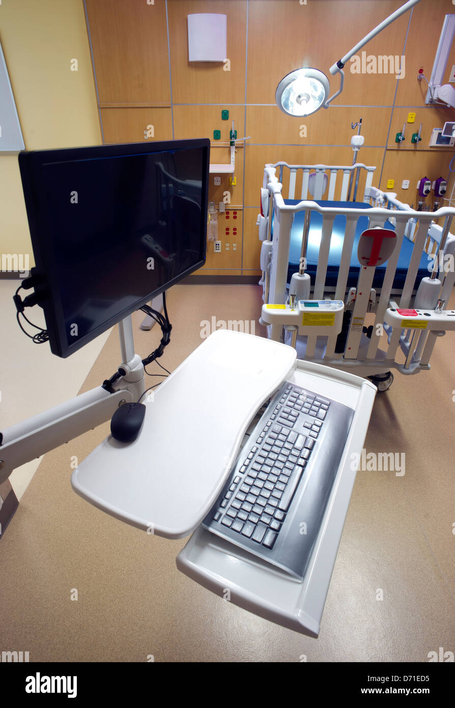 Postazione di lavoro con computer e apparecchiature mediche in ospedale per bambini Medical Recovery Room Foto Stock