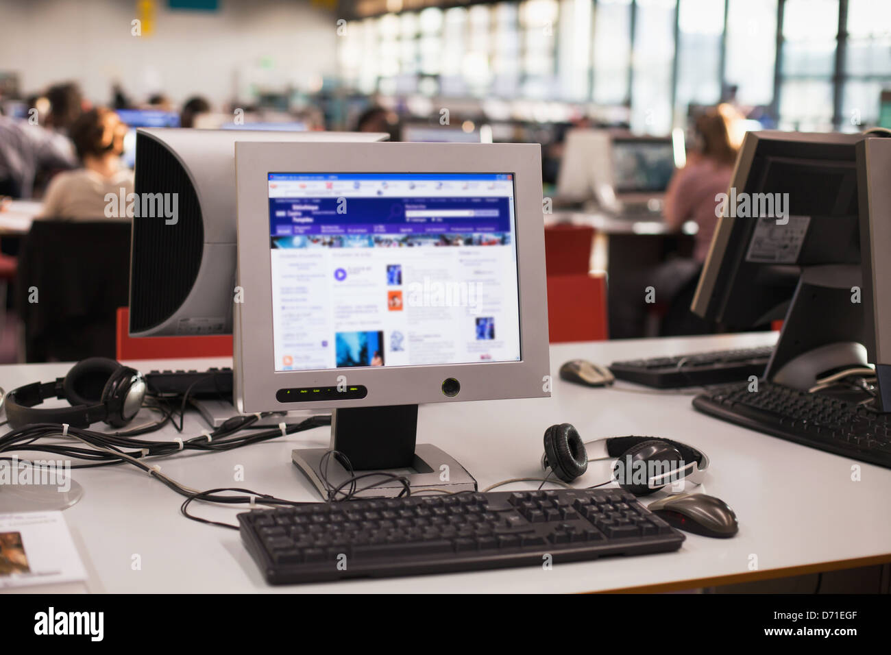 Computer nel centro educativo, con cuffie Foto Stock