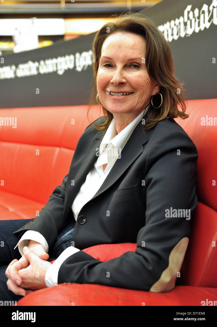 Susanna Filbinger-Riggert, figlia dell'ex giudice della marina e poi governatore del Baden-Wuerttemberg, Hans Filbinger, comporta per la telecamera a Hugendubel book store a Berlino, Germania, 25 aprile 2013. Ha presentato il suo nuovo libro "nessun foglio di carta bianco', che è interessato con la vita di suo padre. Foto: Paolo Zinken Foto Stock