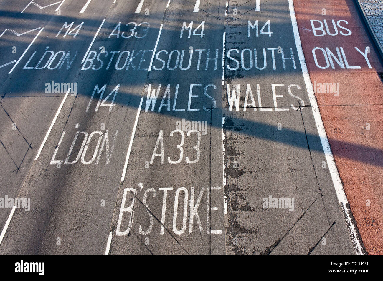 Dipinto segni di destinazione su corsie stradali per l'autostrada M4 allo svincolo 11 in Reading, Berkshire. Foto Stock
