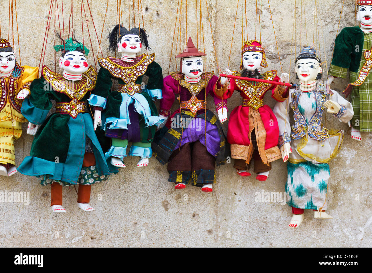 Marionette birmane in vendita a Nyaung oo mercato, Bagan Myanmar Foto Stock