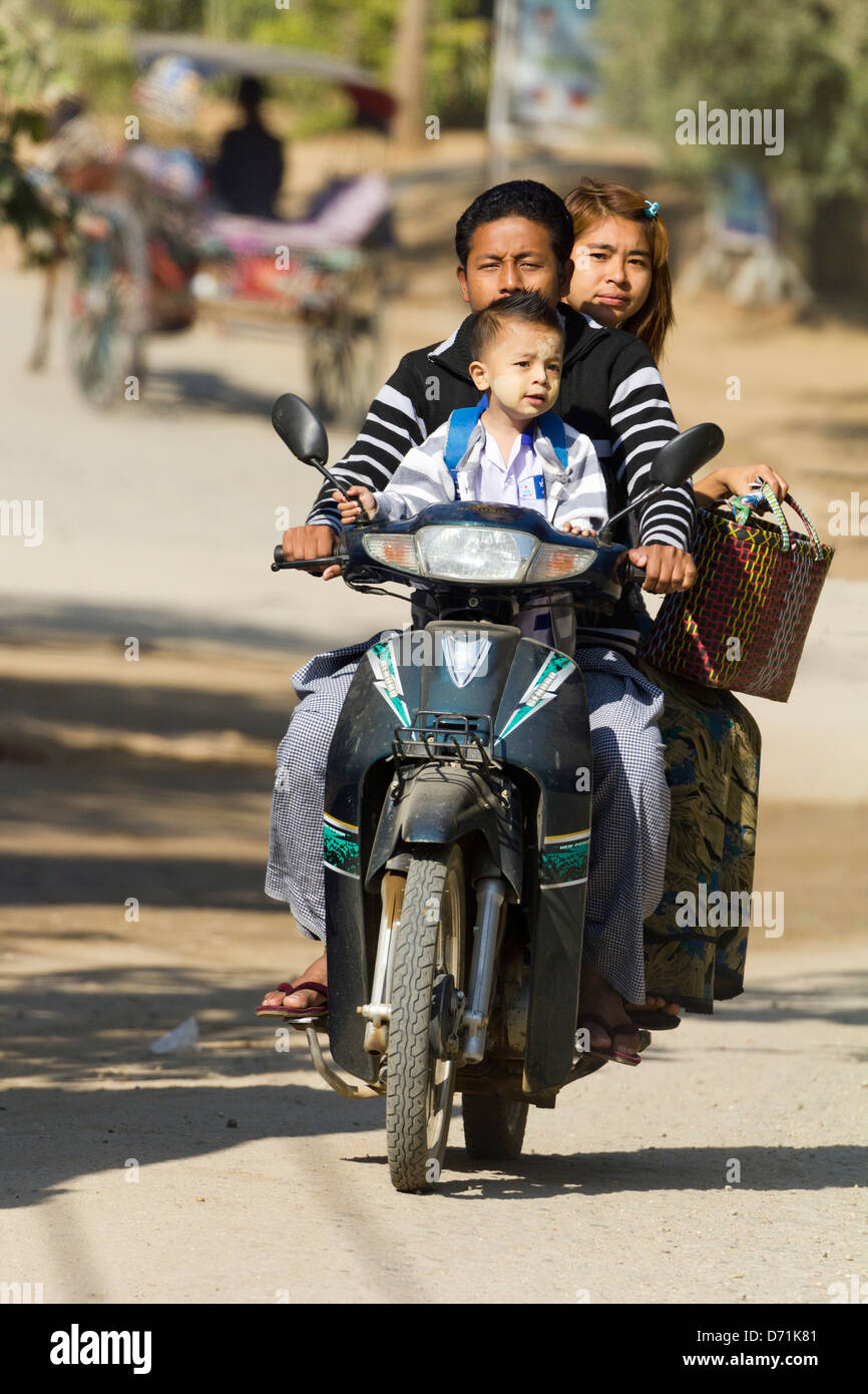 Famiglia a cavallo su un ciclomotore a Bagan, Myanmar Foto Stock