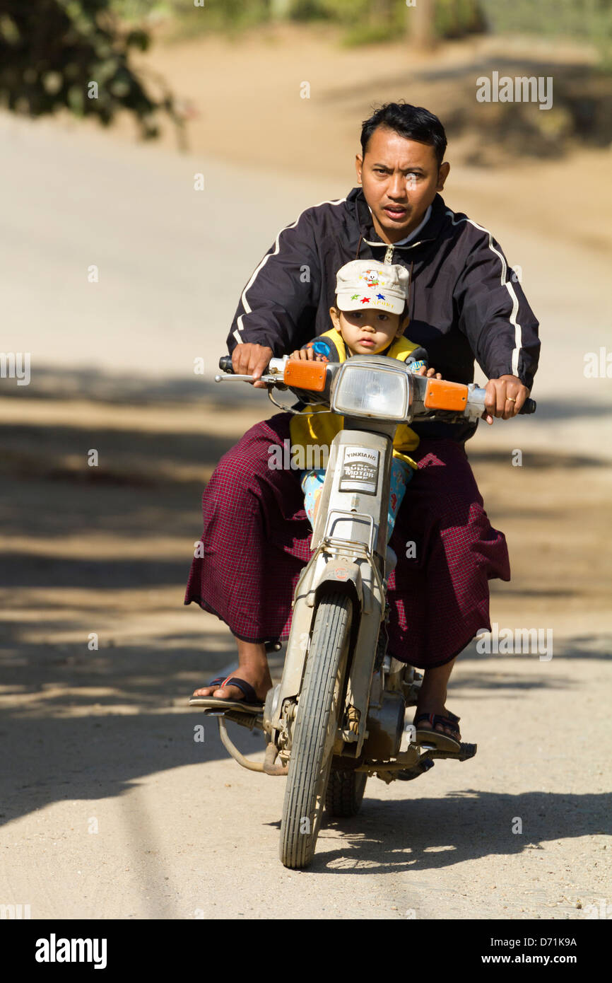 Padre e figlio a cavallo su un ciclomotore a Bagan, Myanmar 2 Foto Stock
