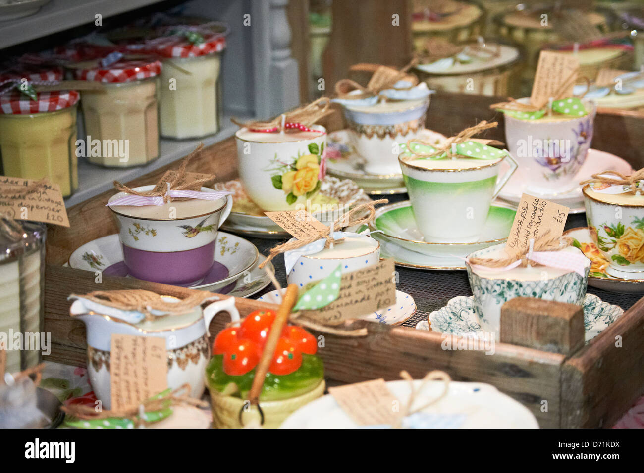 Teacups e candele a un mercato vintage, Foto Stock