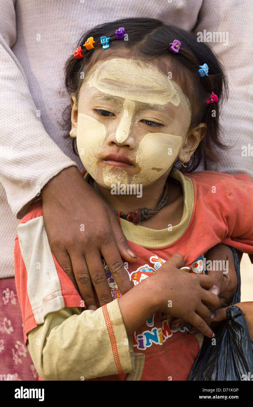 Bambina con Thanaka trucco nella Nyaung oo Mercato in Bagan, Myanmar 4 Foto Stock