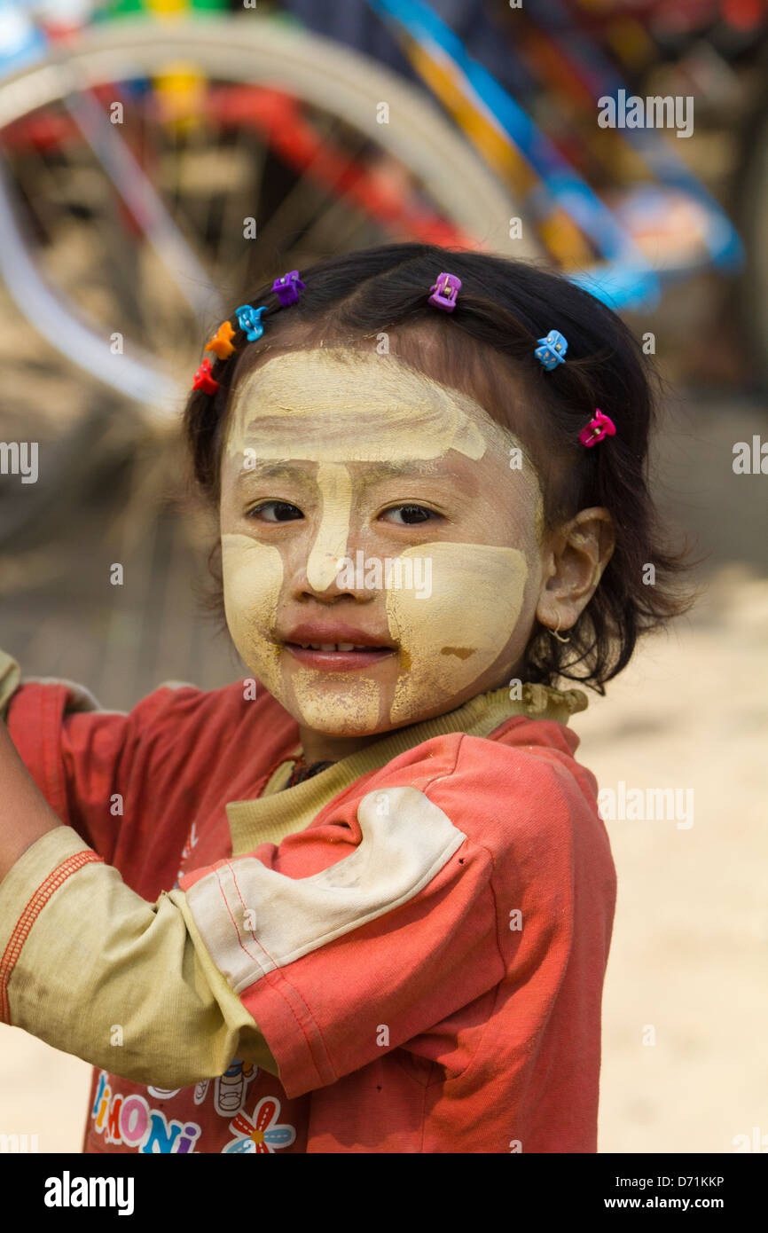 Bambina con Thanaka trucco nella Nyaung oo Mercato in Bagan, Myanmar 2 Foto Stock