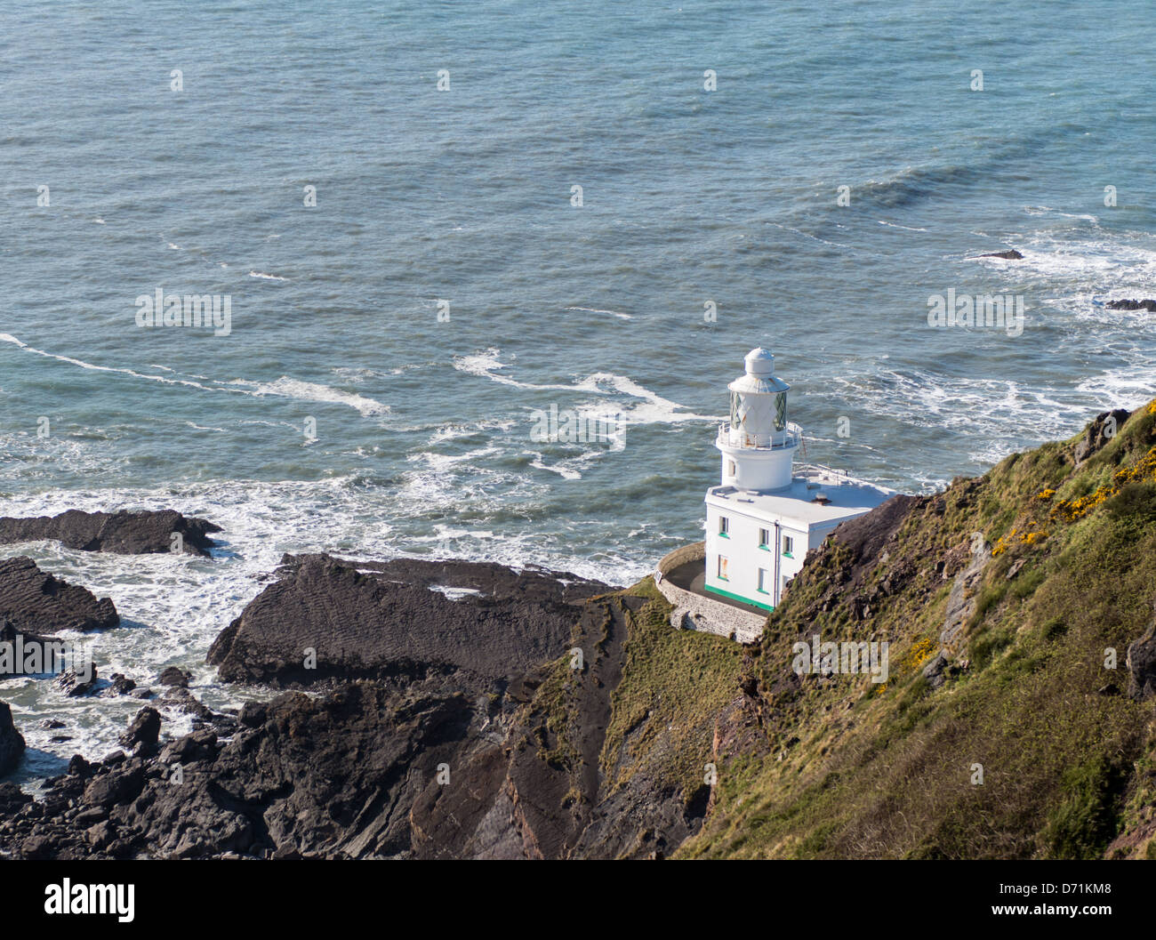 Hartland Point, Hartland, North Devon, in Inghilterra. La Harland Point lighthouse ai piedi delle scogliere. Foto Stock