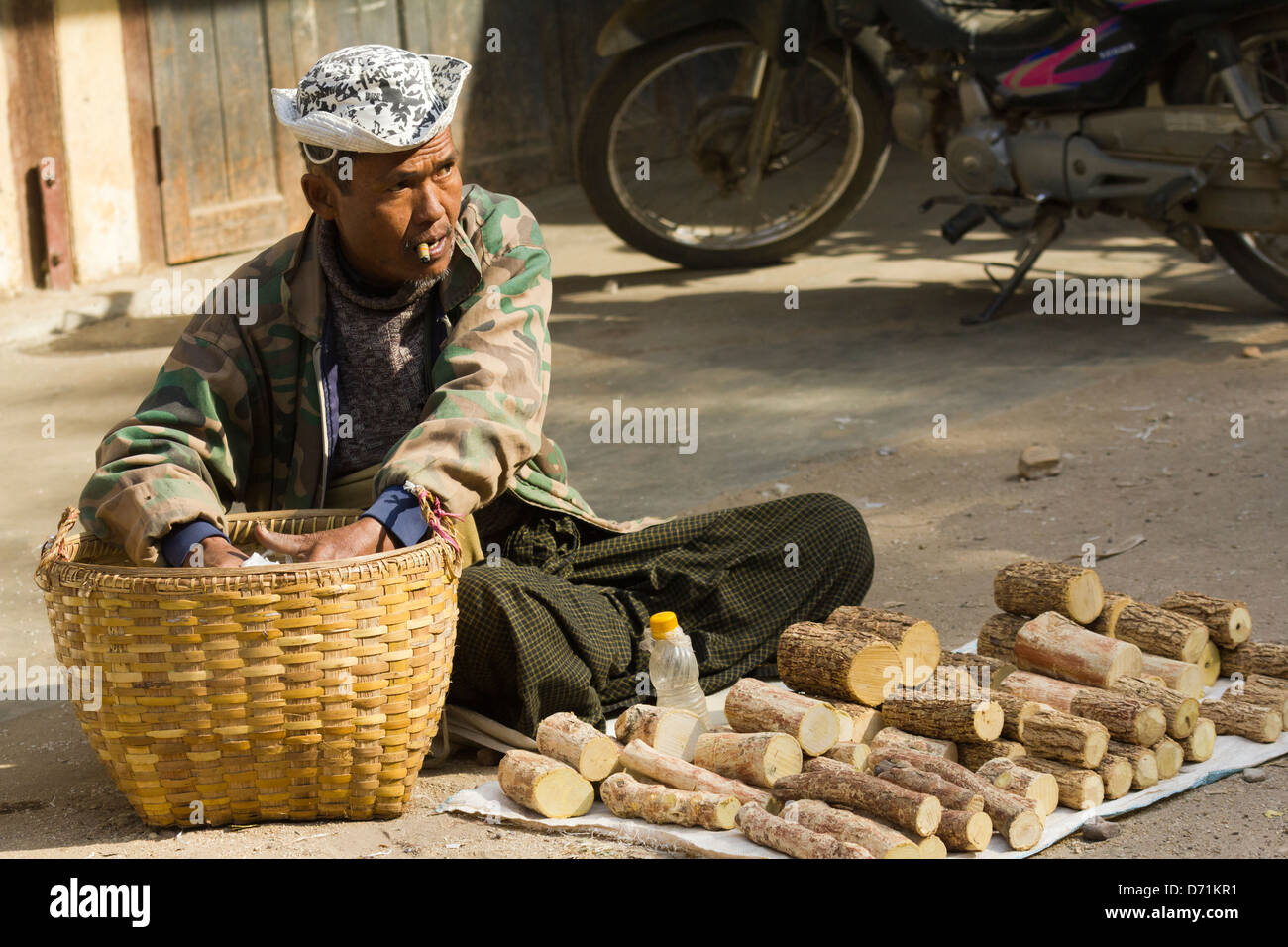 Uomo con sigaro Thanaka vendita di corteccia in Nyaung oo Mercato in Bagan, Myanmar Foto Stock