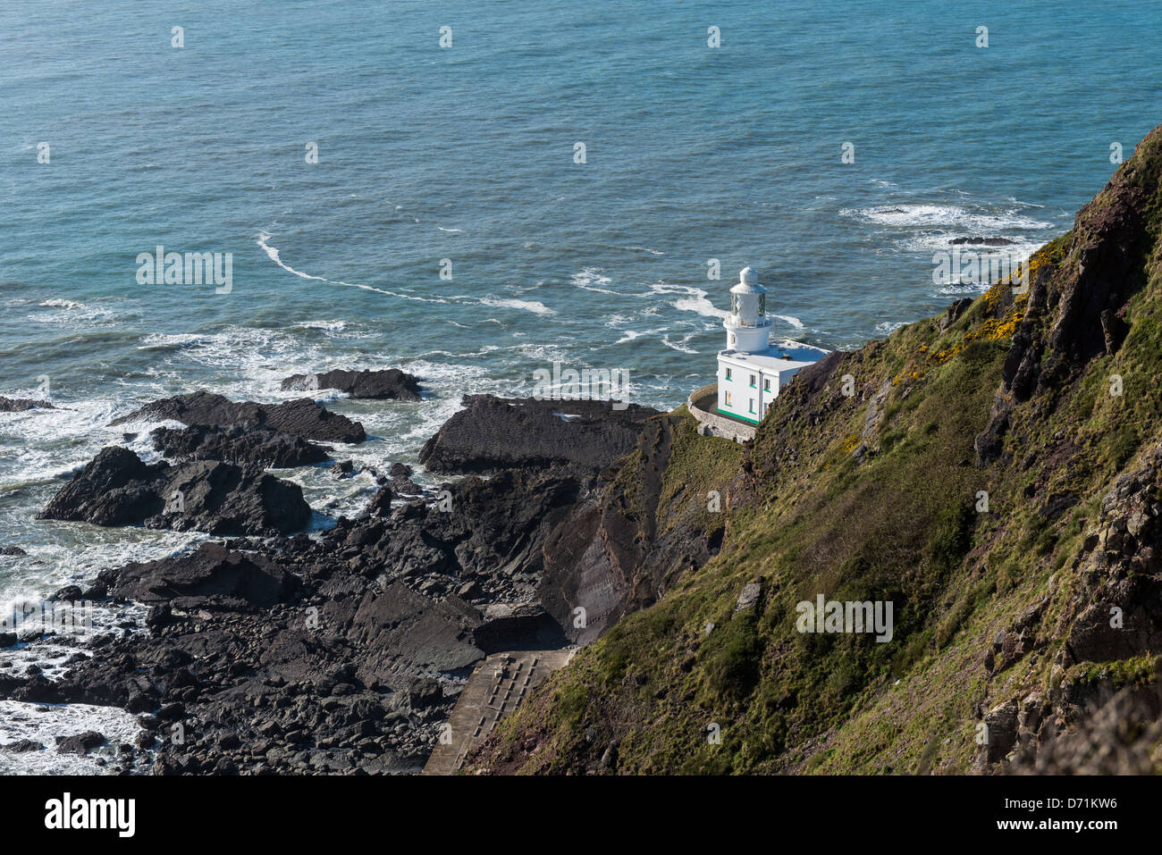 Hartland Point, Hartland, North Devon, in Inghilterra. La Harland Point lighthouse ai piedi delle scogliere. Foto Stock