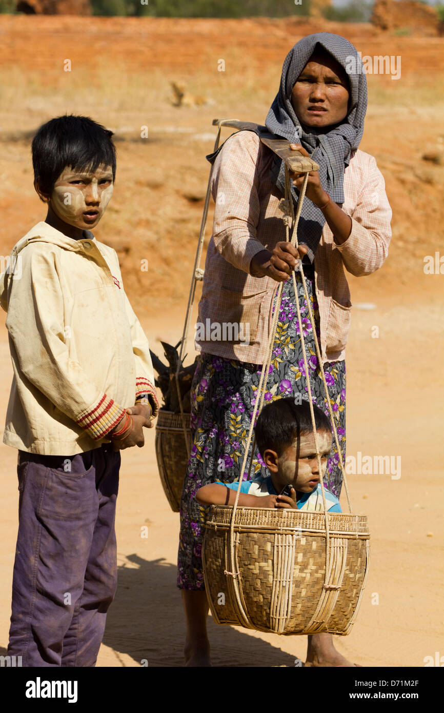Nuova famiglia trasporto in Bagan, Myanmar 3 Foto Stock