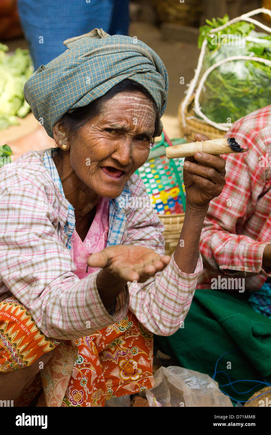 Vecchia donna con oltraggiosa sigaro in Nyaung oo Mercato in Bagan, Myanmar 5 Foto Stock