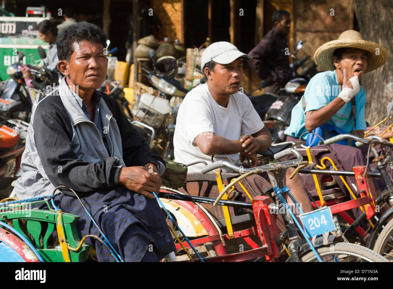 Il Trike piloti in attesa per i clienti di Nyaung oo Mercato in Bagan, Myanmar Foto Stock