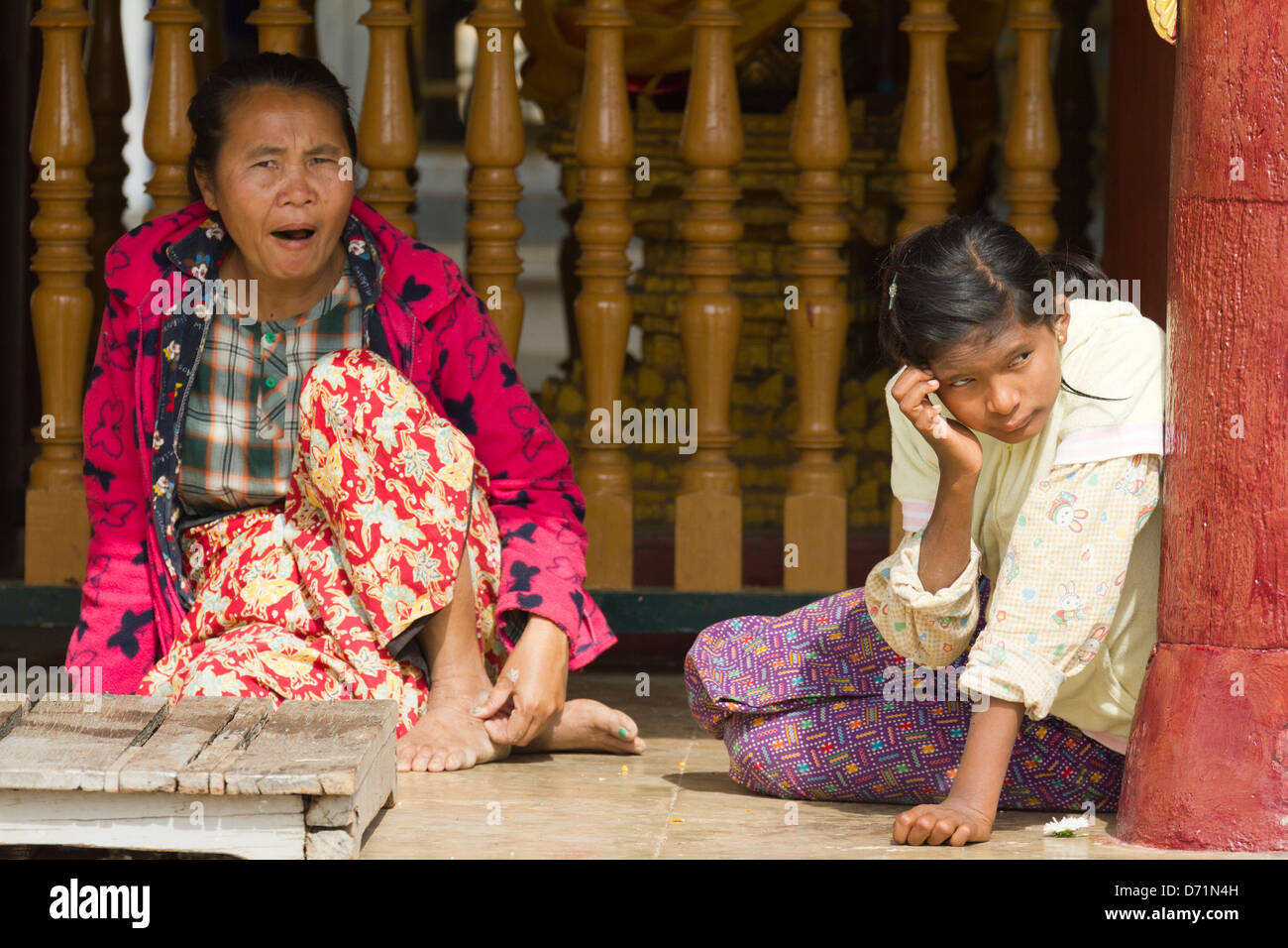 Due donne in appoggio in una pagoda a Bagan, Myanmar Foto Stock