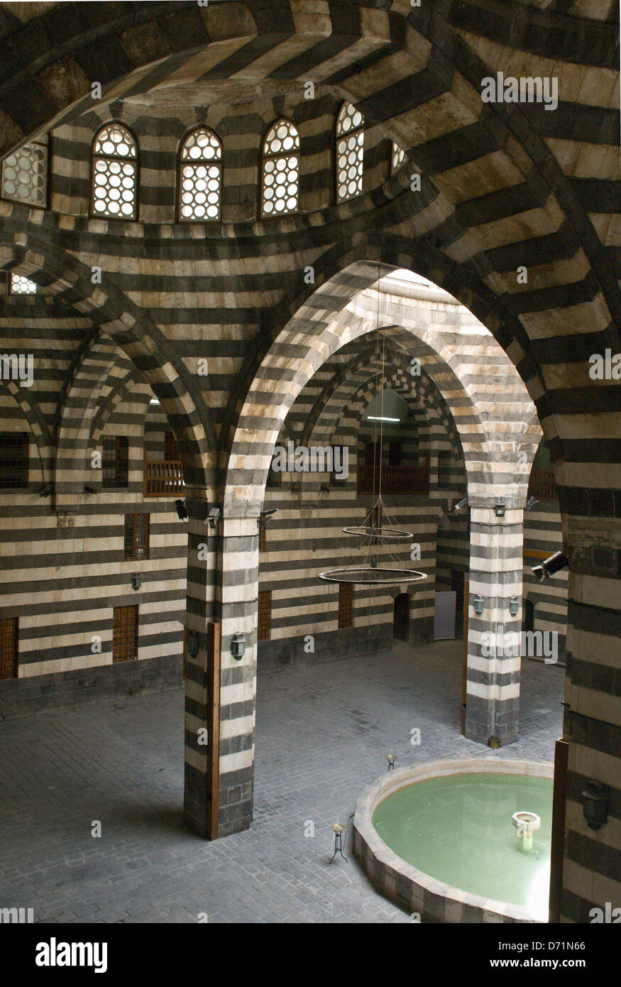 Khan come'ad Pasha, un vecchio Ottoman Khan (karavanserai) in Damasco, Siria. Tradizionale in bianco e nero a strisce architettura ablaq Foto Stock