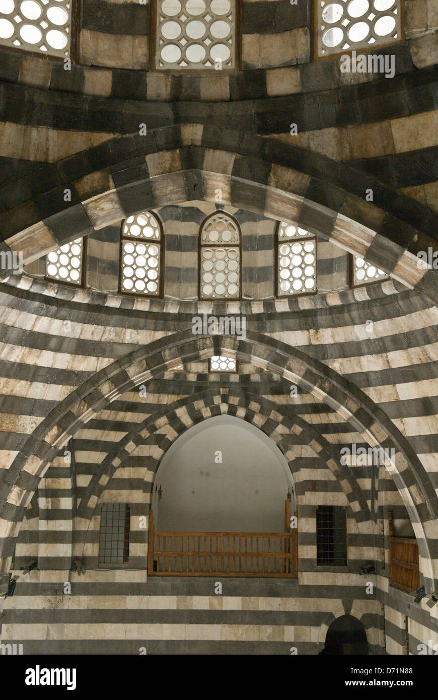 Khan come'ad Pasha, un vecchio Ottoman Khan (karavanserai) in Damasco, Siria. Tradizionale in bianco e nero a strisce architettura ablaq Foto Stock