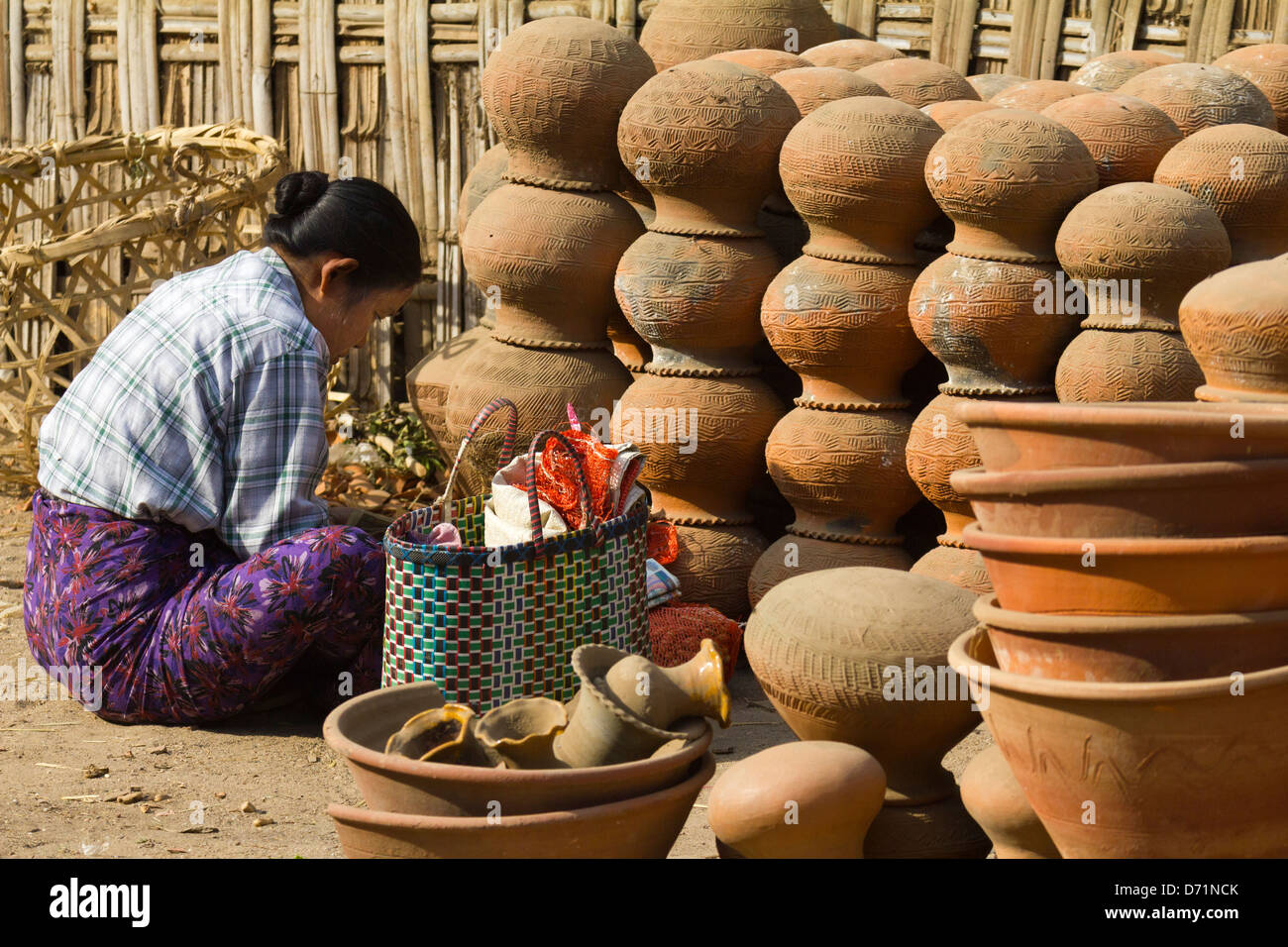 Donna con pentole in Nyaung oo Mercato in Bagan, Myanmar 2 Foto Stock