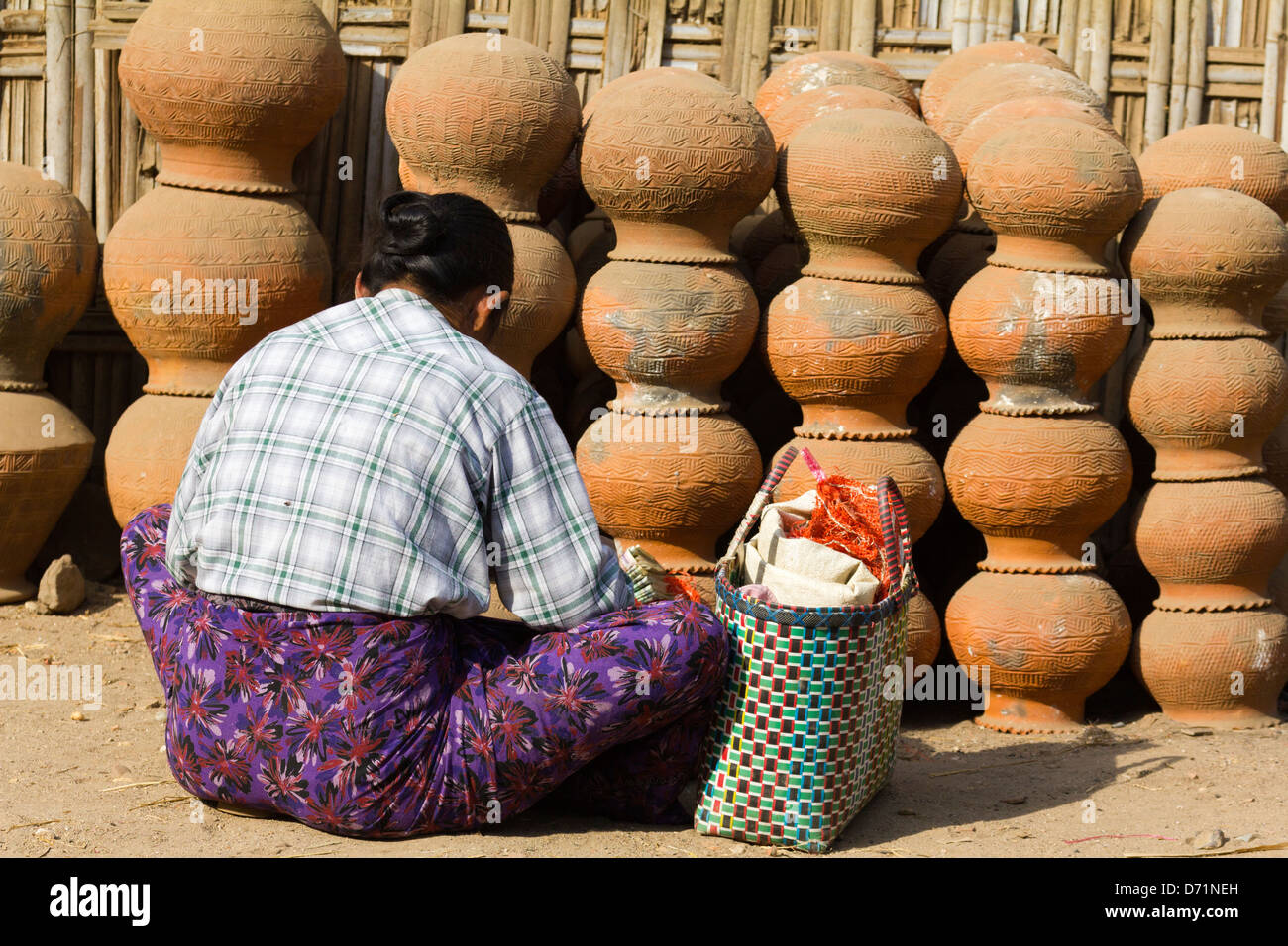 Donna con pentole in Nyaung oo Mercato in Bagan, Myanmar Foto Stock