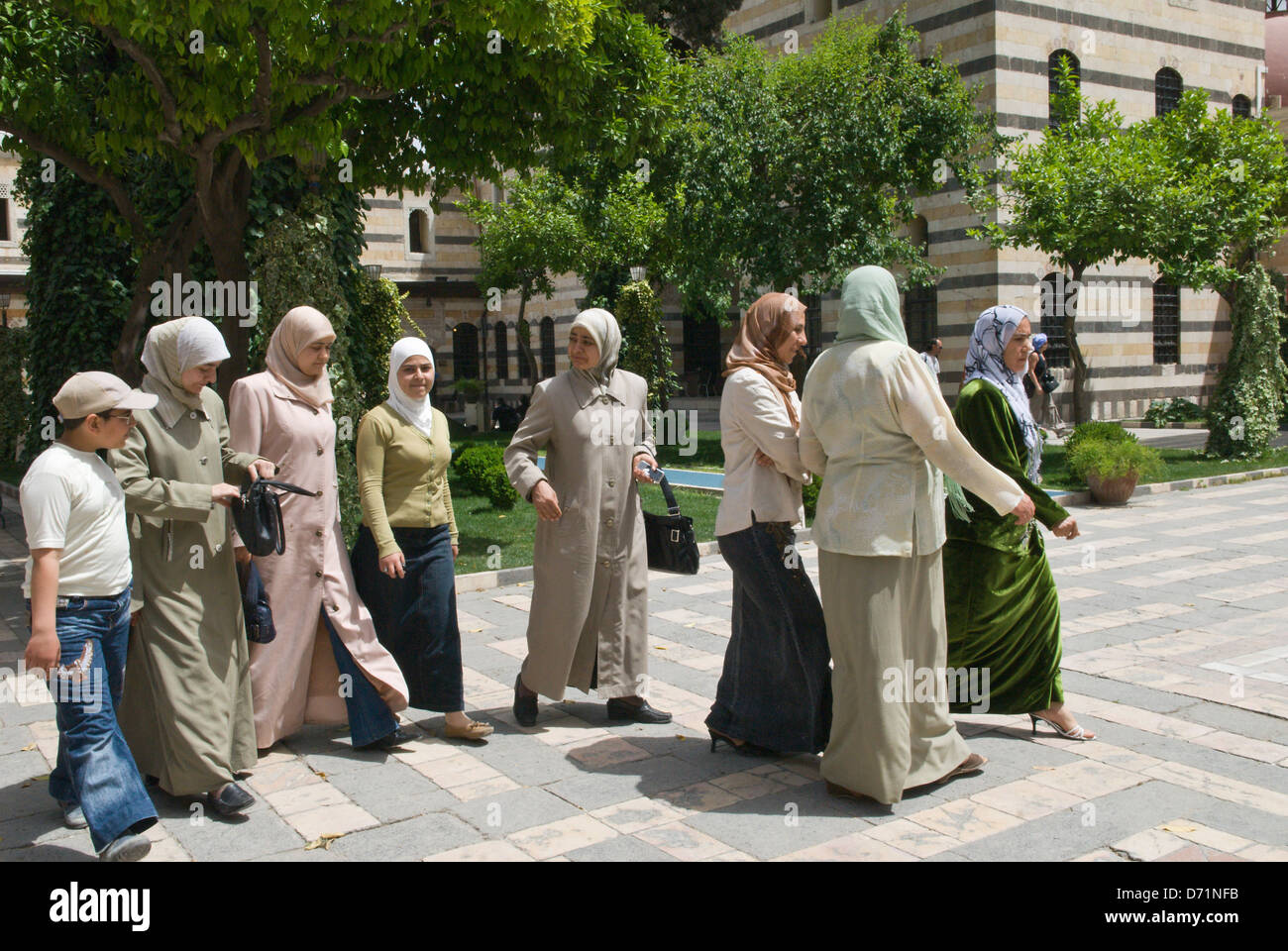 Damasco, Siria. Un gruppo di donne e ragazzo a piedi al di fuori del xviii secolo Ottoman Azem Palace (Bait Al-'Azem), ora un museo Foto Stock