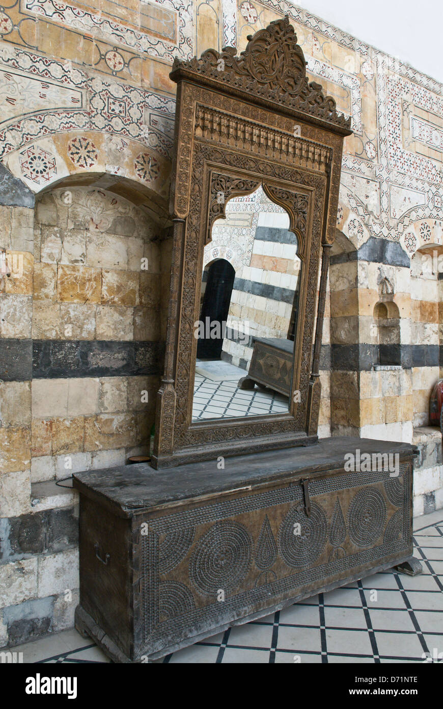Damasco, Siria. Vecchi mobili in legno nel Azem Palace (Bait Al-'Azem), ora il museo di arti popolari e tradizione. Foto Stock