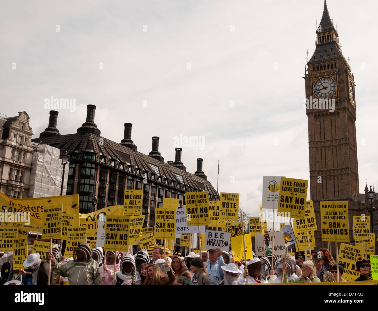 Londra, Regno Unito. Il 26 aprile 2013. Gli apicoltori e fantasia vestito sostenitori prendere a Piazza del Parlamento a chiedere un divieto europeo dei pesticidi neonicotinoid. Gli organizzatori sperano di convincere Rt Hon Owen Paterson MP, Segretario di Stato per l'ambiente e gli affari rurali, a sostegno di un voto per l'Unione europea vieta l'ape lesive neonicotinoid pesticidi da lunedì 29 aprile. La manifestazione è stata organizzata da Avaaz, Buglife, Client terra, giustizia ambientale Foundation, Amici della Terra, Greenpeace, pesticidi Action Network UK, RSPB, Soil Association, la naturale apicoltura Trust, il Wildlife Trust e di 38 gradi. Foto Stock