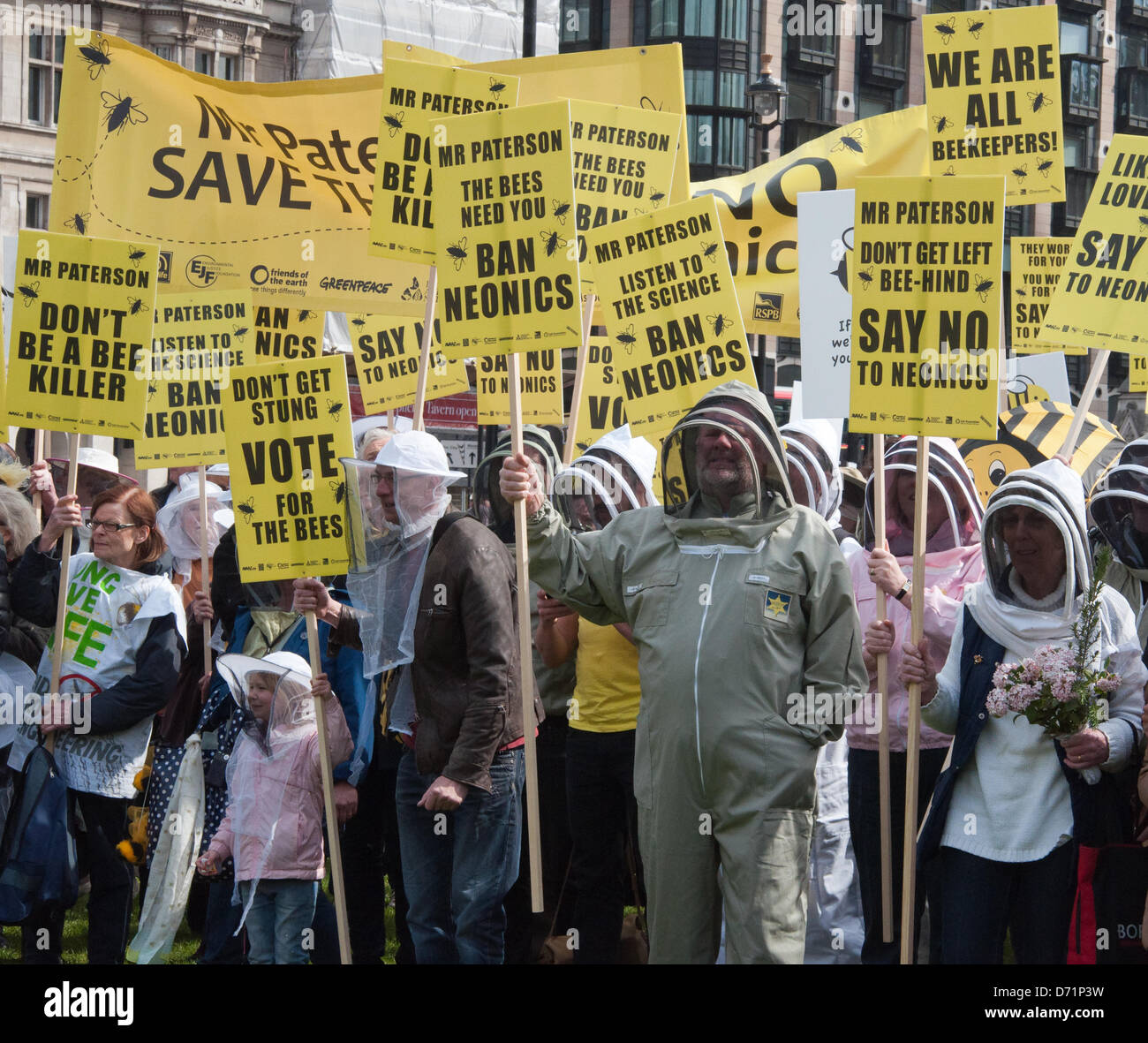 Londra, Regno Unito. Il 26 aprile 2013. Gli apicoltori e fantasia vestito sostenitori prendere a Piazza del Parlamento a chiedere un divieto europeo dei pesticidi neonicotinoid. Gli organizzatori sperano di convincere Rt Hon Owen Paterson MP, Segretario di Stato per l'ambiente e gli affari rurali, a sostegno di un voto per l'Unione europea vieta l'ape lesive neonicotinoid pesticidi da lunedì 29 aprile. La manifestazione è stata organizzata da Avaaz, Buglife, Client terra, giustizia ambientale Foundation, Amici della Terra, Greenpeace, pesticidi Action Network UK, RSPB, Soil Association, la naturale apicoltura Trust, il Wildlife Trust e di 38 gradi. Foto Stock