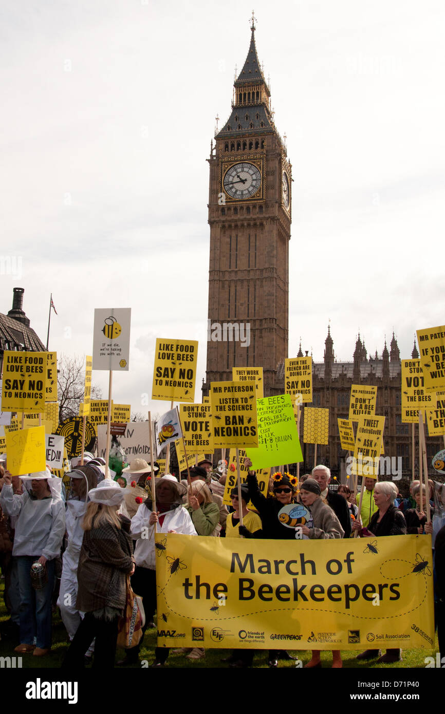 Londra, Regno Unito. Il 26 aprile 2013. Gli apicoltori e fantasia vestito sostenitori prendere a Piazza del Parlamento a chiedere un divieto europeo dei pesticidi neonicotinoid. Gli organizzatori sperano di convincere Rt Hon Owen Paterson MP, Segretario di Stato per l'ambiente e gli affari rurali, a sostegno di un voto per l'Unione europea vieta l'ape lesive neonicotinoid pesticidi da lunedì 29 aprile. La manifestazione è stata organizzata da Avaaz, Buglife, Client terra, giustizia ambientale Foundation, Amici della Terra, Greenpeace, pesticidi Action Network UK, RSPB, Soil Association, la naturale apicoltura Trust, il Wildlife Trust e di 38 gradi. Foto Stock