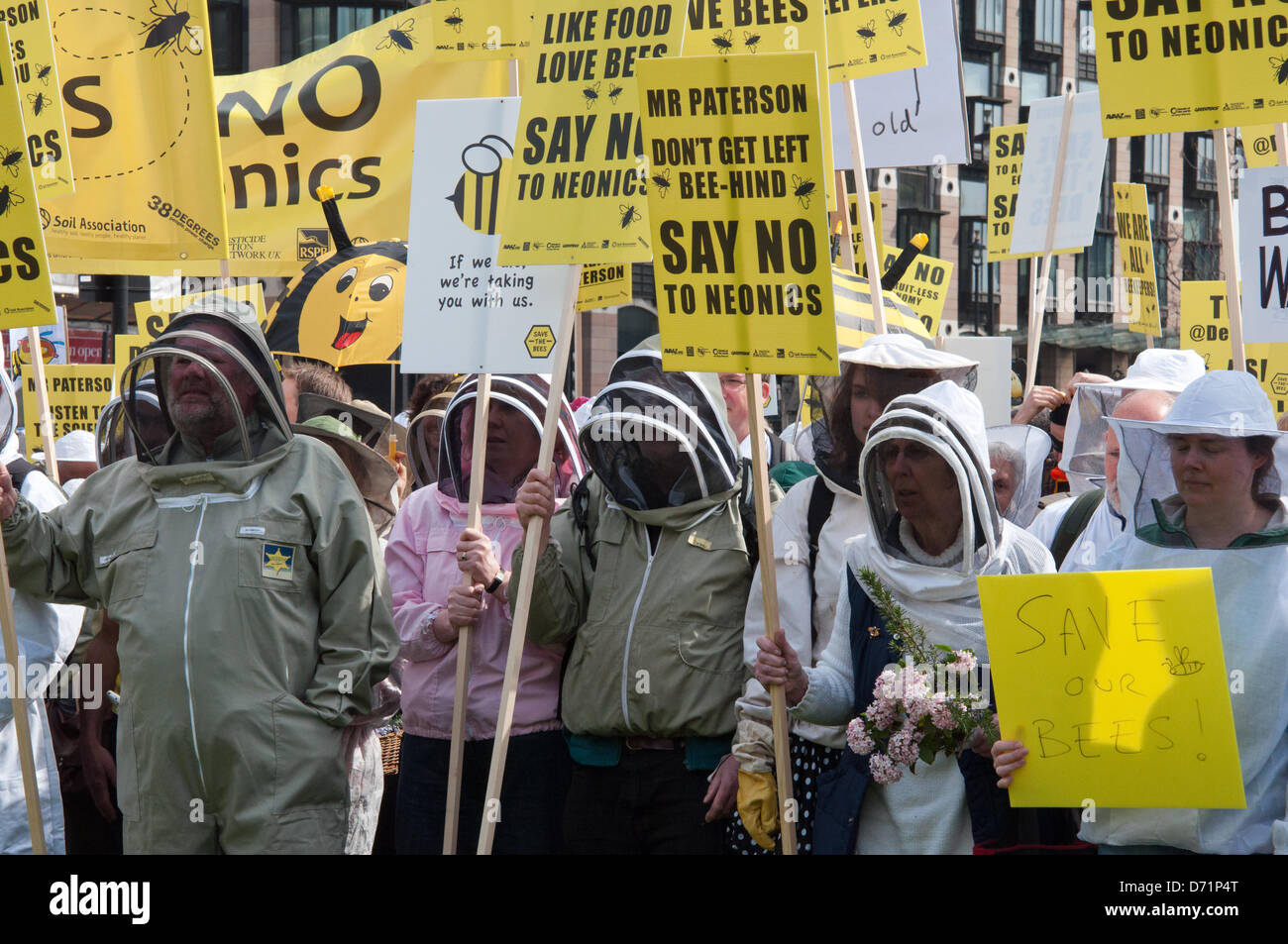 Londra, Regno Unito. Il 26 aprile 2013. Gli apicoltori e fantasia vestito sostenitori prendere a Piazza del Parlamento a chiedere un divieto europeo dei pesticidi neonicotinoid. Gli organizzatori sperano di convincere Rt Hon Owen Paterson MP, Segretario di Stato per l'ambiente e gli affari rurali, a sostegno di un voto per l'Unione europea vieta l'ape lesive neonicotinoid pesticidi da lunedì 29 aprile. La manifestazione è stata organizzata da Avaaz, Buglife, Client terra, giustizia ambientale Foundation, Amici della Terra, Greenpeace, pesticidi Action Network UK, RSPB, Soil Association, la naturale apicoltura Trust, il Wildlife Trust e di 38 gradi. Foto Stock