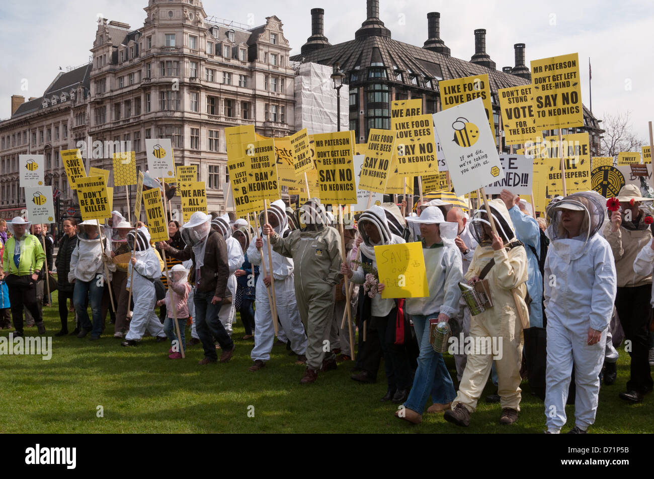 Londra, Regno Unito. Il 26 aprile 2013. Gli apicoltori e fantasia vestito sostenitori prendere a Piazza del Parlamento a chiedere un divieto europeo dei pesticidi neonicotinoid. Gli organizzatori sperano di convincere Rt Hon Owen Paterson MP, Segretario di Stato per l'ambiente e gli affari rurali, a sostegno di un voto per l'Unione europea vieta l'ape lesive neonicotinoid pesticidi da lunedì 29 aprile. La manifestazione è stata organizzata da Avaaz, Buglife, Client terra, giustizia ambientale Foundation, Amici della Terra, Greenpeace, pesticidi Action Network UK, RSPB, Soil Association, la naturale apicoltura Trust, il Wildlife Trust e di 38 gradi. Foto Stock