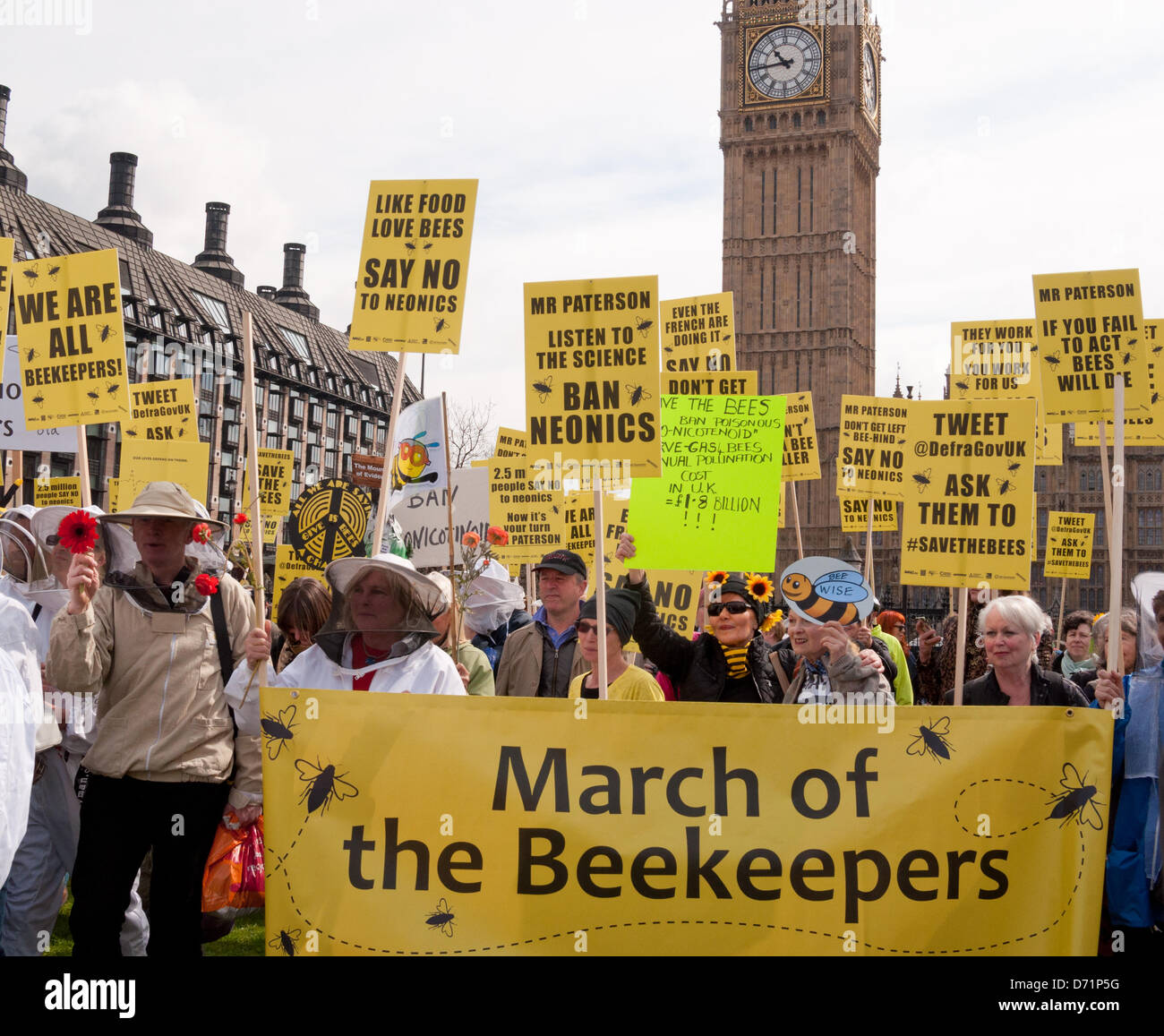 Londra, Regno Unito. Il 26 aprile 2013. Gli apicoltori e fantasia vestito sostenitori prendere a Piazza del Parlamento a chiedere un divieto europeo dei pesticidi neonicotinoid. Gli organizzatori sperano di convincere Rt Hon Owen Paterson MP, Segretario di Stato per l'ambiente e gli affari rurali, a sostegno di un voto per l'Unione europea vieta l'ape lesive neonicotinoid pesticidi da lunedì 29 aprile. La manifestazione è stata organizzata da Avaaz, Buglife, Client terra, giustizia ambientale Foundation, Amici della Terra, Greenpeace, pesticidi Action Network UK, RSPB, Soil Association, la naturale apicoltura Trust, il Wildlife Trust e di 38 gradi. Foto Stock