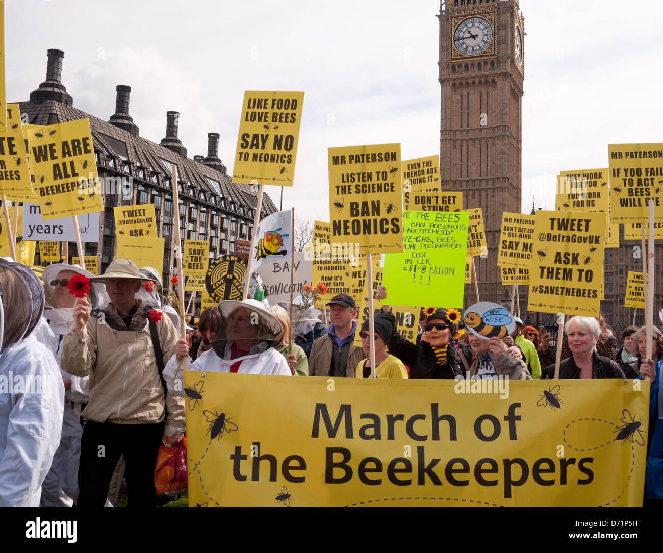 Londra, Regno Unito. Il 26 aprile 2013. Gli apicoltori e fantasia vestito sostenitori prendere a Piazza del Parlamento a chiedere un divieto europeo dei pesticidi neonicotinoid. Gli organizzatori sperano di convincere Rt Hon Owen Paterson MP, Segretario di Stato per l'ambiente e gli affari rurali, a sostegno di un voto per l'Unione europea vieta l'ape lesive neonicotinoid pesticidi da lunedì 29 aprile. La manifestazione è stata organizzata da Avaaz, Buglife, Client terra, giustizia ambientale Foundation, Amici della Terra, Greenpeace, pesticidi Action Network UK, RSPB, Soil Association, la naturale apicoltura Trust, il Wildlife Trust e di 38 gradi. Foto Stock