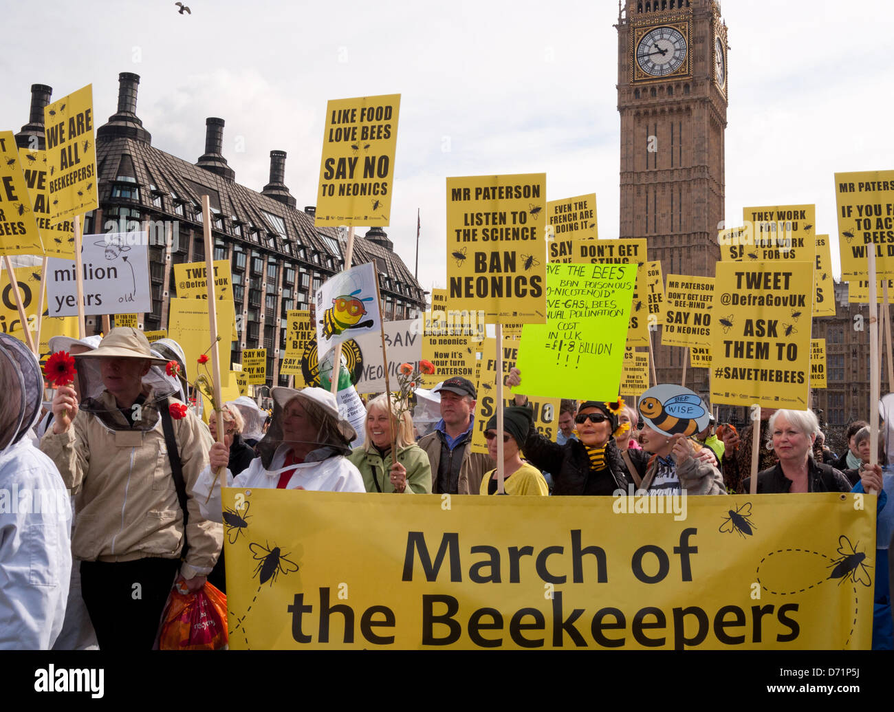 Londra, Regno Unito. Il 26 aprile 2013. Gli apicoltori e fantasia vestito sostenitori prendere a Piazza del Parlamento a chiedere un divieto europeo dei pesticidi neonicotinoid. Gli organizzatori sperano di convincere Rt Hon Owen Paterson MP, Segretario di Stato per l'ambiente e gli affari rurali, a sostegno di un voto per l'Unione europea vieta l'ape lesive neonicotinoid pesticidi da lunedì 29 aprile. La manifestazione è stata organizzata da Avaaz, Buglife, Client terra, giustizia ambientale Foundation, Amici della Terra, Greenpeace, pesticidi Action Network UK, RSPB, Soil Association, la naturale apicoltura Trust, il Wildlife Trust e di 38 gradi. Foto Stock