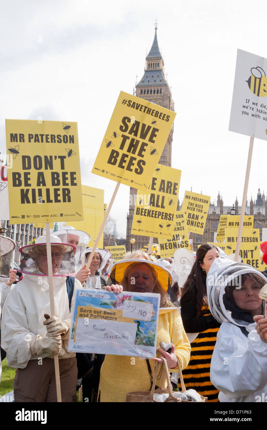 Londra, Regno Unito. Il 26 aprile 2013. Gli apicoltori e fantasia vestito sostenitori prendere a Piazza del Parlamento a chiedere un divieto europeo dei pesticidi neonicotinoid. Gli organizzatori sperano di convincere Rt Hon Owen Paterson MP, Segretario di Stato per l'ambiente e gli affari rurali, a sostegno di un voto per l'Unione europea vieta l'ape lesive neonicotinoid pesticidi da lunedì 29 aprile. La manifestazione è stata organizzata da Avaaz, Buglife, Client terra, giustizia ambientale Foundation, Amici della Terra, Greenpeace, pesticidi Action Network UK, RSPB, Soil Association, la naturale apicoltura Trust, il Wildlife Trust e di 38 gradi. Foto Stock