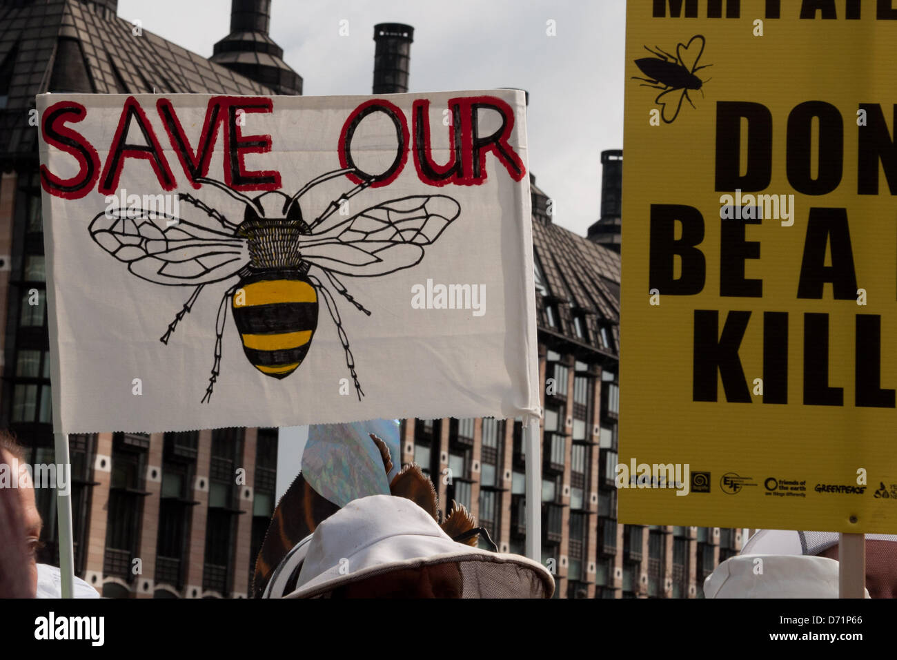 Londra, Regno Unito. Il 26 aprile 2013. Gli apicoltori e fantasia vestito sostenitori prendere a Piazza del Parlamento a chiedere un divieto europeo dei pesticidi neonicotinoid. Gli organizzatori sperano di convincere Rt Hon Owen Paterson MP, Segretario di Stato per l'ambiente e gli affari rurali, a sostegno di un voto per l'Unione europea vieta l'ape lesive neonicotinoid pesticidi da lunedì 29 aprile. La manifestazione è stata organizzata da Avaaz, Buglife, Client terra, giustizia ambientale Foundation, Amici della Terra, Greenpeace, pesticidi Action Network UK, RSPB, Soil Association, la naturale apicoltura Trust, il Wildlife Trust e di 38 gradi. Foto Stock