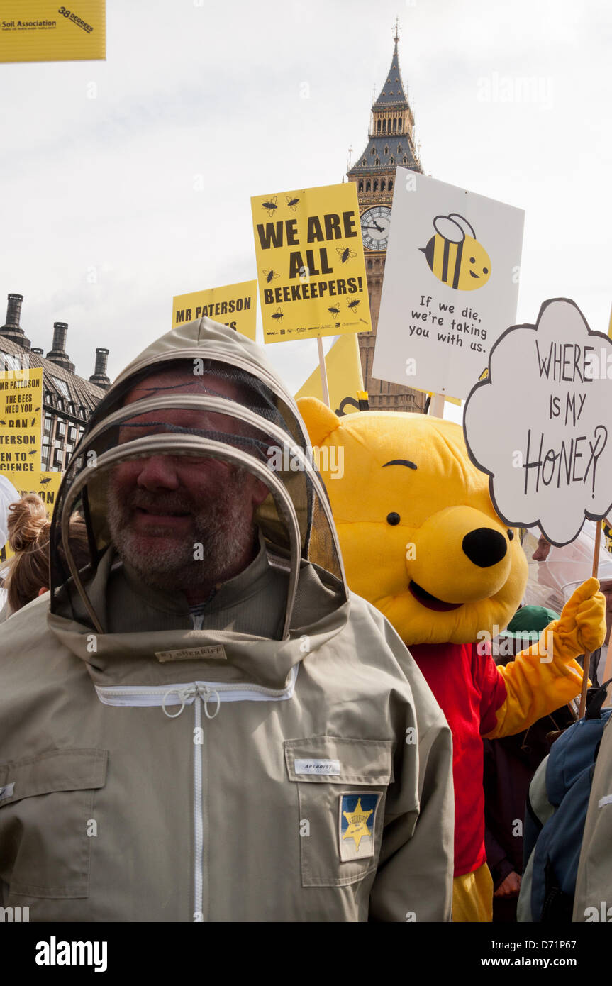 Londra, Regno Unito. Il 26 aprile 2013. Gli apicoltori e fantasia vestito sostenitori prendere a Piazza del Parlamento a chiedere un divieto europeo dei pesticidi neonicotinoid. Gli organizzatori sperano di convincere Rt Hon Owen Paterson MP, Segretario di Stato per l'ambiente e gli affari rurali, a sostegno di un voto per l'Unione europea vieta l'ape lesive neonicotinoid pesticidi da lunedì 29 aprile. La manifestazione è stata organizzata da Avaaz, Buglife, Client terra, giustizia ambientale Foundation, Amici della Terra, Greenpeace, pesticidi Action Network UK, RSPB, Soil Association, la naturale apicoltura Trust, il Wildlife Trust e di 38 gradi. Foto Stock