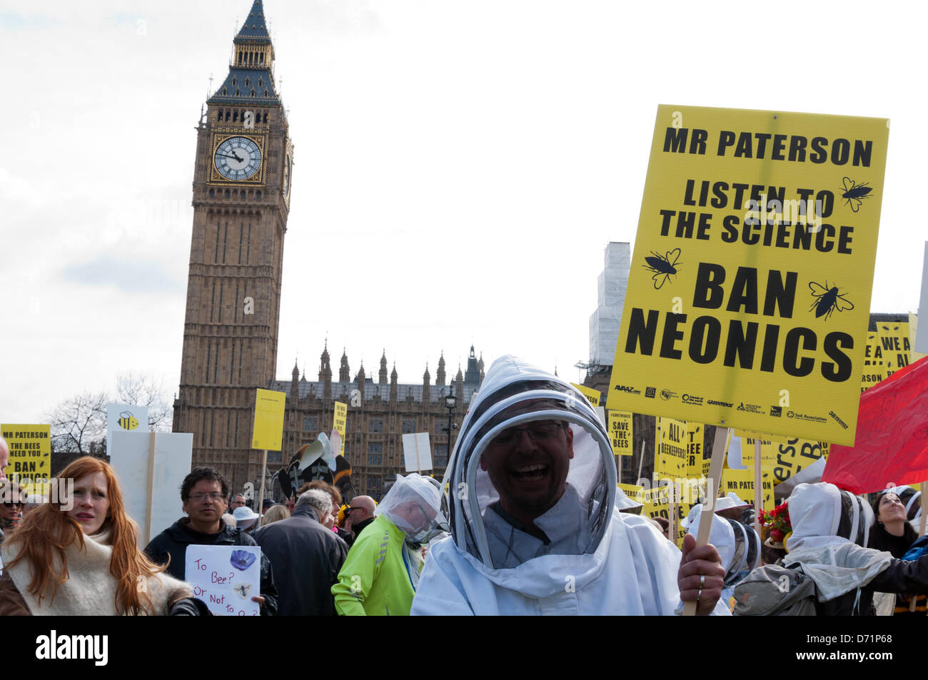 Londra, Regno Unito. Il 26 aprile 2013. Gli apicoltori e fantasia vestito sostenitori prendere a Piazza del Parlamento a chiedere un divieto europeo dei pesticidi neonicotinoid. Gli organizzatori sperano di convincere Rt Hon Owen Paterson MP, Segretario di Stato per l'ambiente e gli affari rurali, a sostegno di un voto per l'Unione europea vieta l'ape lesive neonicotinoid pesticidi da lunedì 29 aprile. La manifestazione è stata organizzata da Avaaz, Buglife, Client terra, giustizia ambientale Foundation, Amici della Terra, Greenpeace, pesticidi Action Network UK, RSPB, Soil Association, la naturale apicoltura Trust, il Wildlife Trust e di 38 gradi. Foto Stock