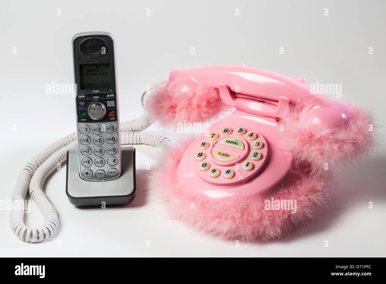 Ancora vita Pink Fluffy stile retrò telefono e moderno Telefono Cordless Foto Stock