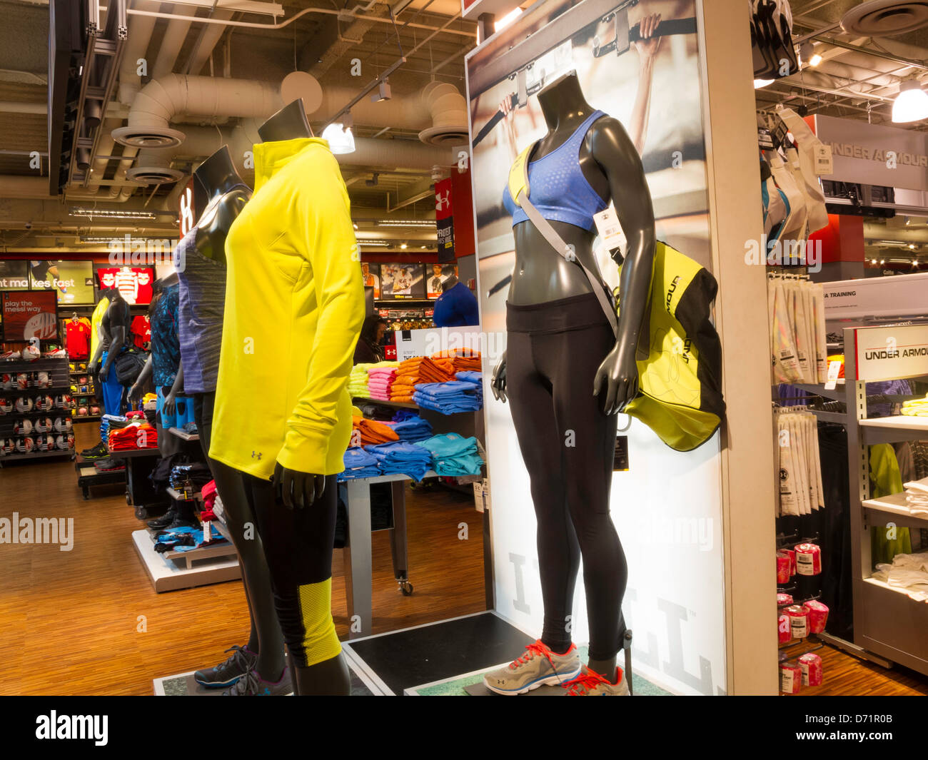 Donna di Running Display, Modell il negozio di articoli sportivi interni, NYC Foto Stock