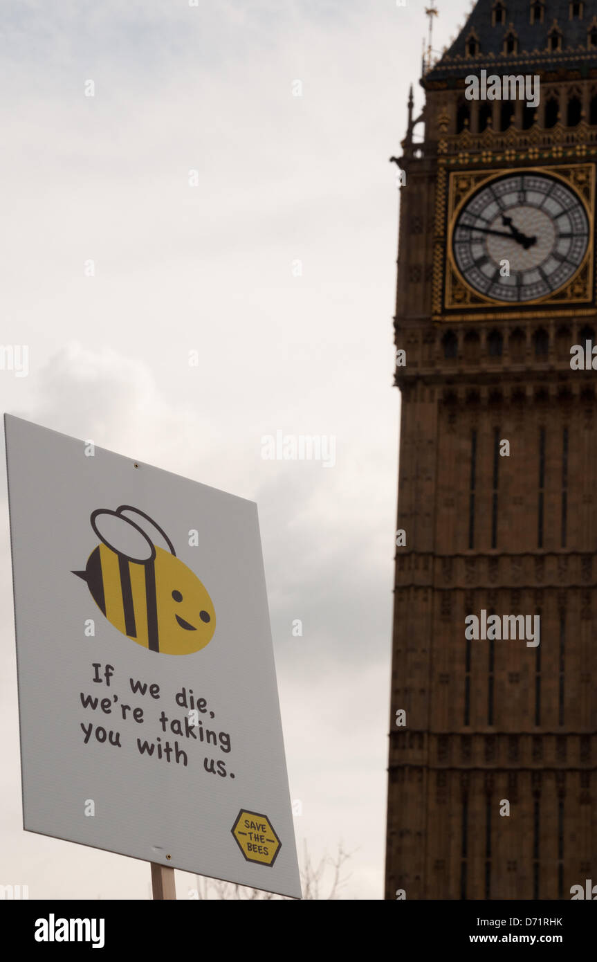 Londra, Regno Unito. Il 26 aprile 2013. Una targhetta contro lo skyline invia un messaggio di stark come gli apicoltori e fantasia vestito sostenitori prendere a Piazza del Parlamento a chiedere un divieto europeo dei pesticidi neonicotinoid. Gli organizzatori sperano di convincere Rt Hon Owen Paterson MP, Segretario di Stato per l'ambiente e gli affari rurali, a sostegno di un voto per l'Unione europea vieta l'ape lesive neonicotinoid pesticidi da lunedì 29 aprile. La manifestazione è stata organizzata da Avaaz, Buglife, Client terra, giustizia ambientale Foundation, Amici della Terra, Greenpeace, pesticidi Action Network UK, RSPB, Soil Association, la naturale essere Foto Stock